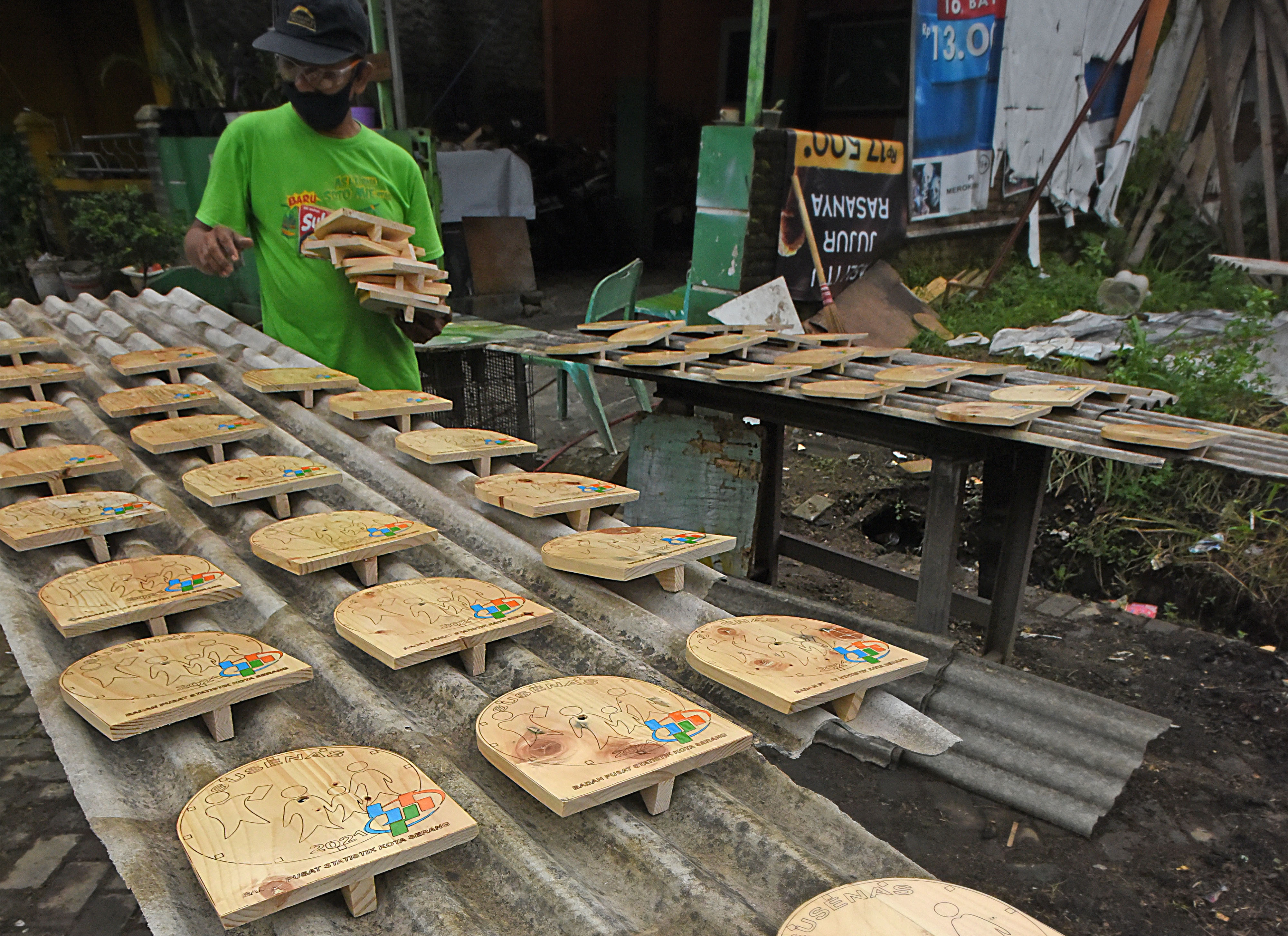 Produsen jam dinding kayu di Kampung Kalapa Dua, Sepang, Serang, Banten.
