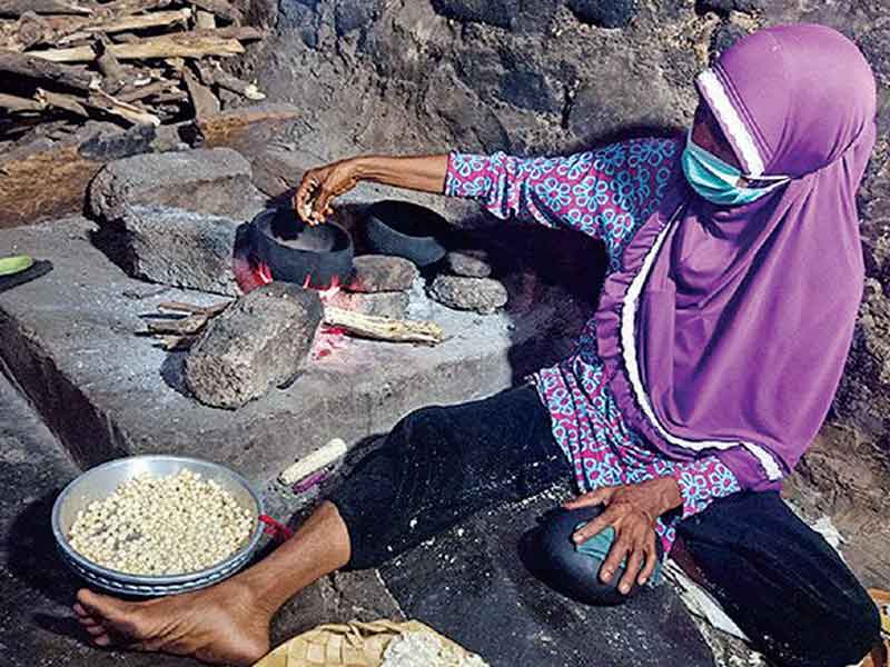 JAGUNG TITI: Pelaku usaha jagung titi, Zainab Abdullah, 63, memasak jagung untuk diproduksi menjadi jagung titi di Desa Lamahala Jaya, 