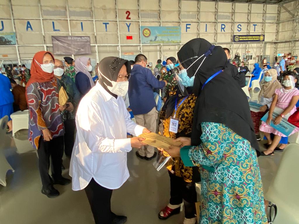 Mensos Tri Rismaharini menemui dan memberi batuan kepada keluarga korban tenggelam KRI Nanggala 402 di Surabaya.