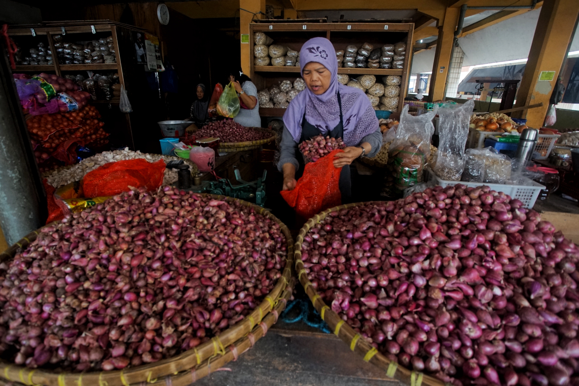Pedagang merapikan bawang merah di Pasar Beringharjo, Yogyakarta.