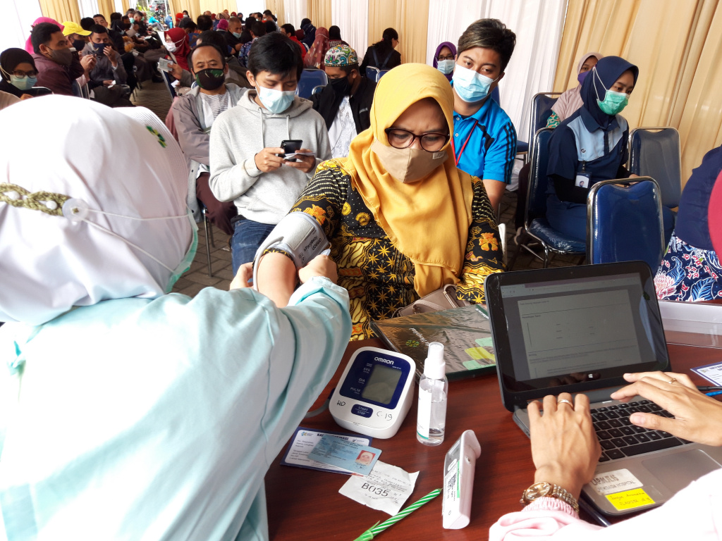  VAKSINASI: Sebanyak 130 orang (guru dan wartawan) di Malang divaksin pada Maret. Mereka tidak ada yang mengalami KIPI.