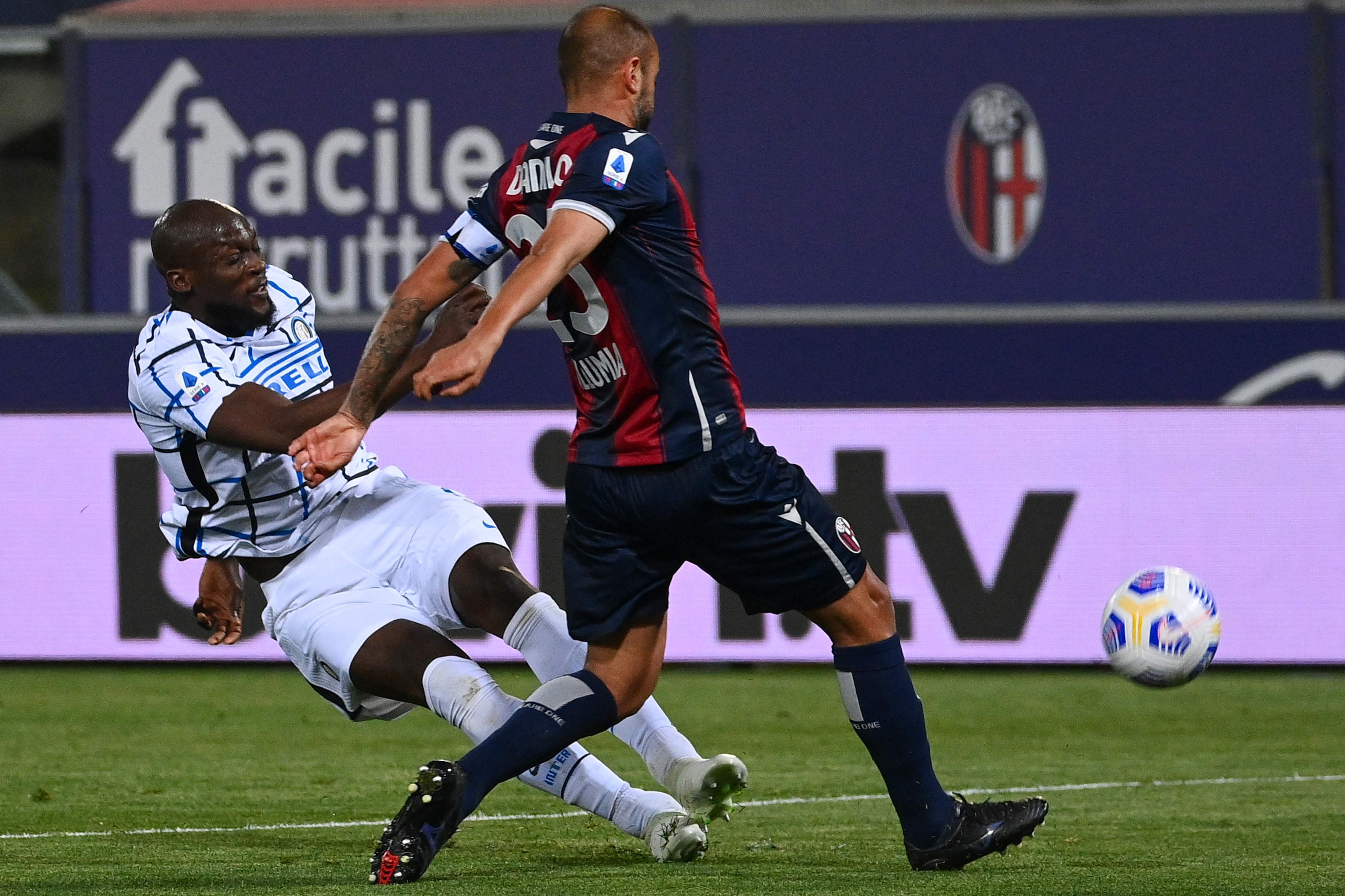 Pemain Inter Milan Romelu Lukaku (kiri) berebut bola dengan pemain Bologna Danilo dalam laga Liga Italia di Stadion Renato Dall Ara.