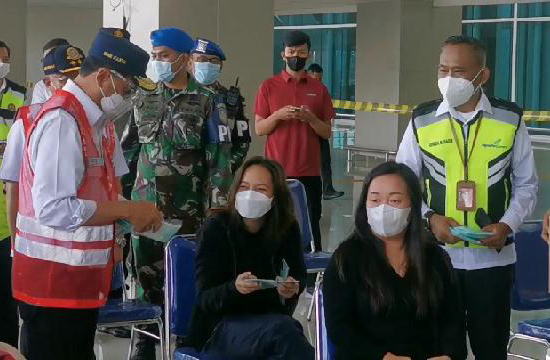 Menhub Budi Karya Sumadi (kiri) saat melakukan sidak pelayanan uji tes GeNose C19 di Bandara Juanda, Sidoarjo, Jatim, Sabtu (24/4).  