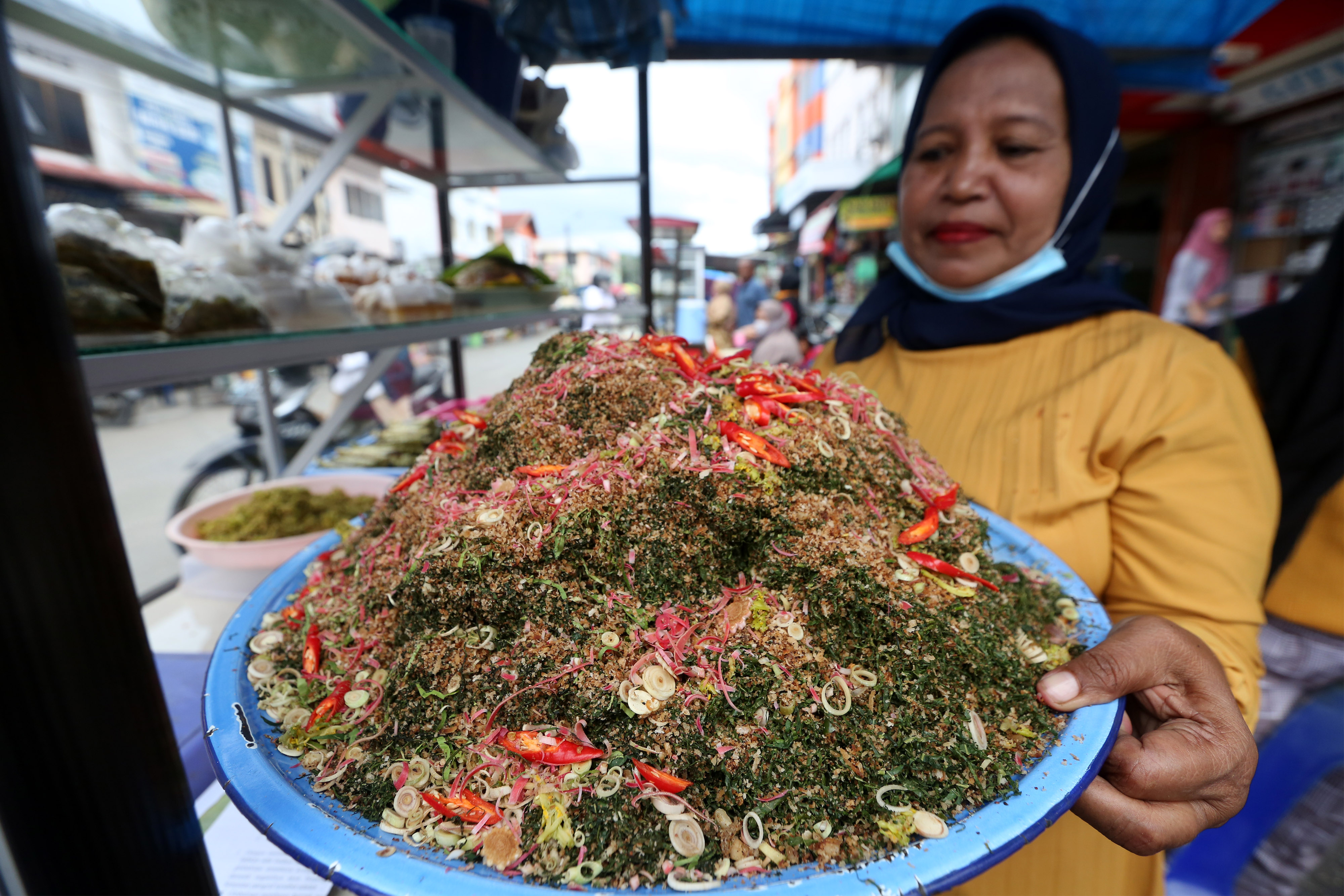  Pedagang musiman mempersiapkan sambal daun peugaga untuk dijajakan di pasar takjil Ramadhan, Banda Aceh, Aceh, Rabu (14/4/2021)