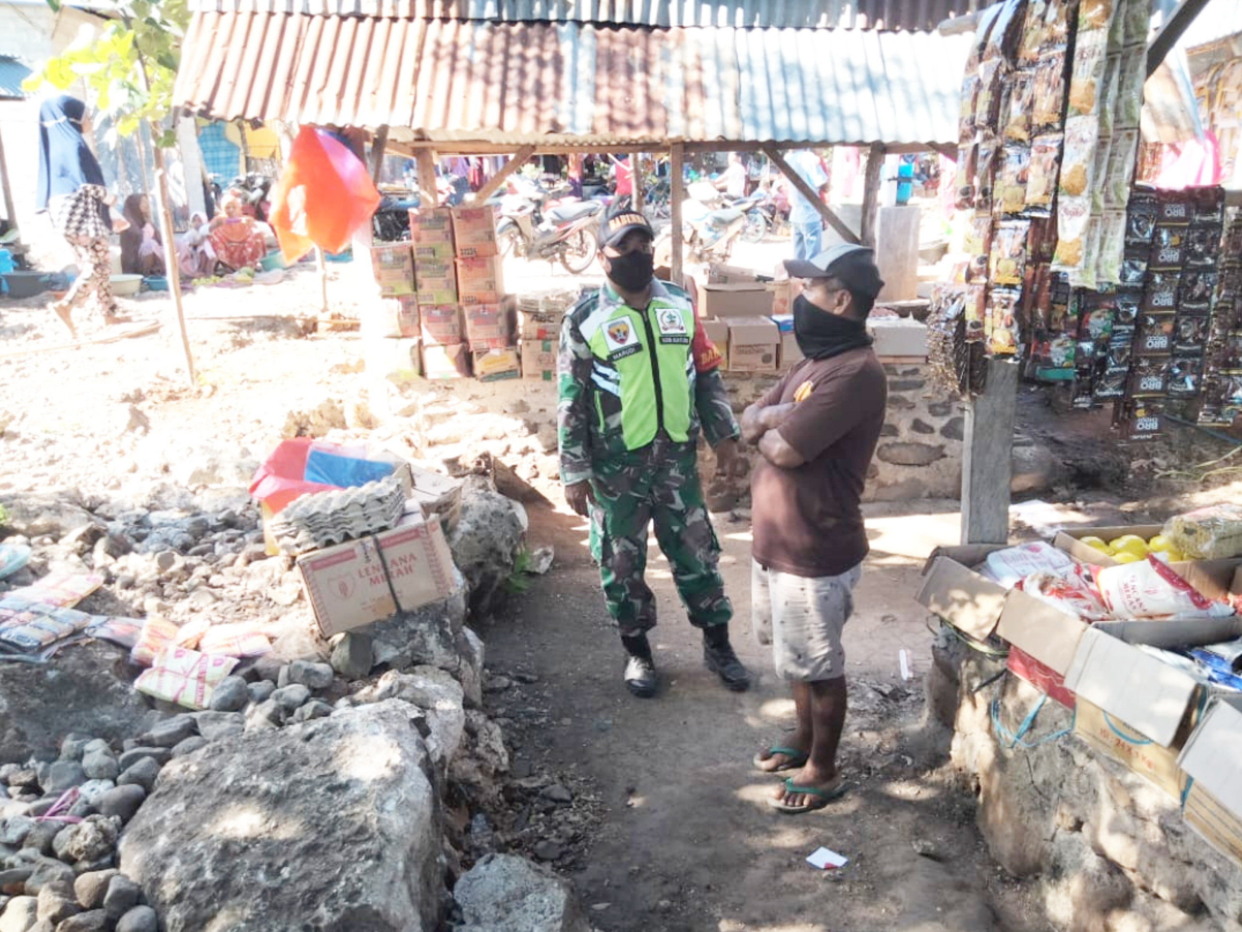 Serda Marudian Analdo, anggota Koramil Solor, Flores Timur, NTT, saat berbincang dengan pedagang di pasar
