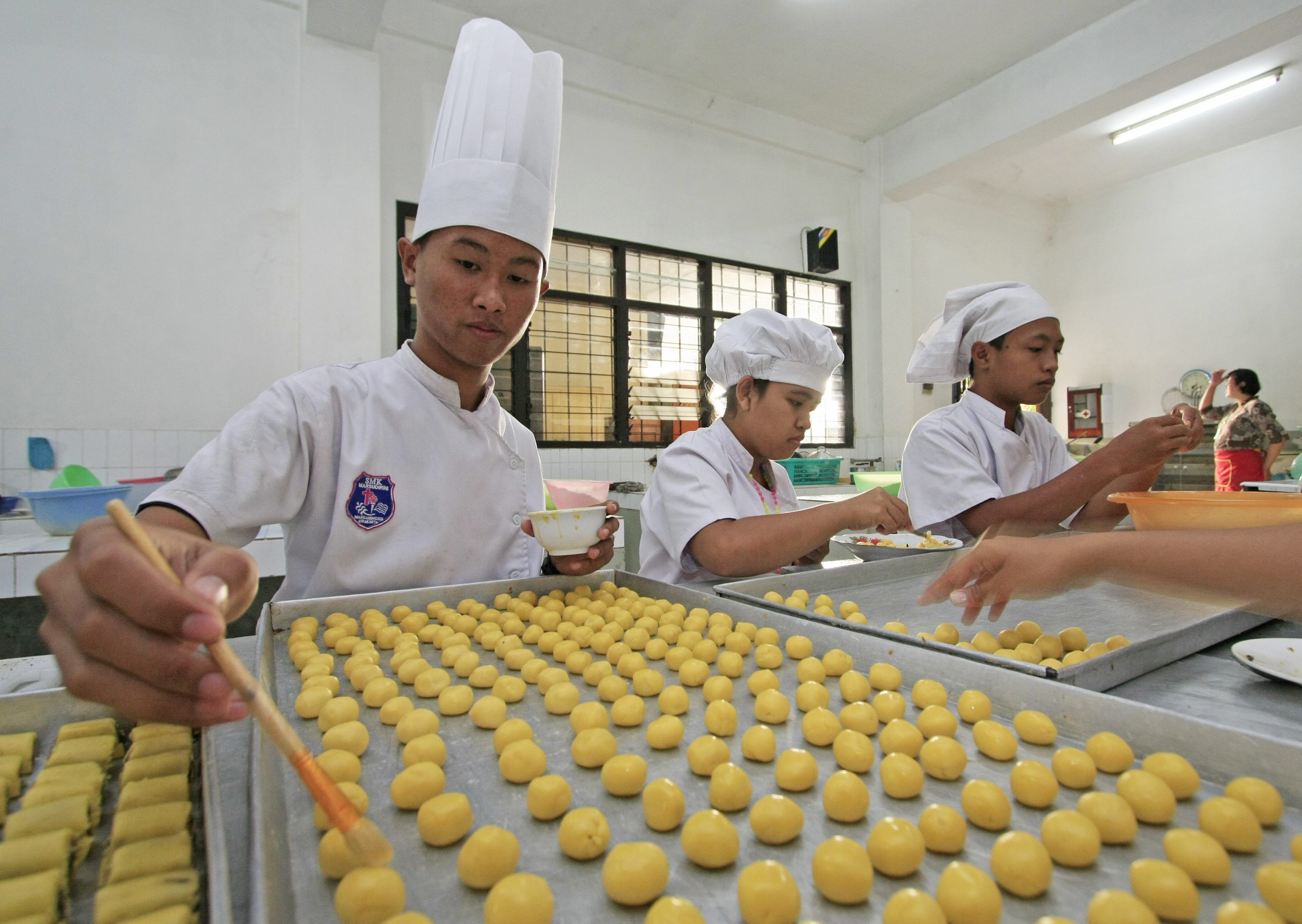 Siswa kelas 10 SMK Marsudirini Marganingsih membuat kue nastar untuk dijual jelang masa lebaran di Surakarta sebelum pandemi. 