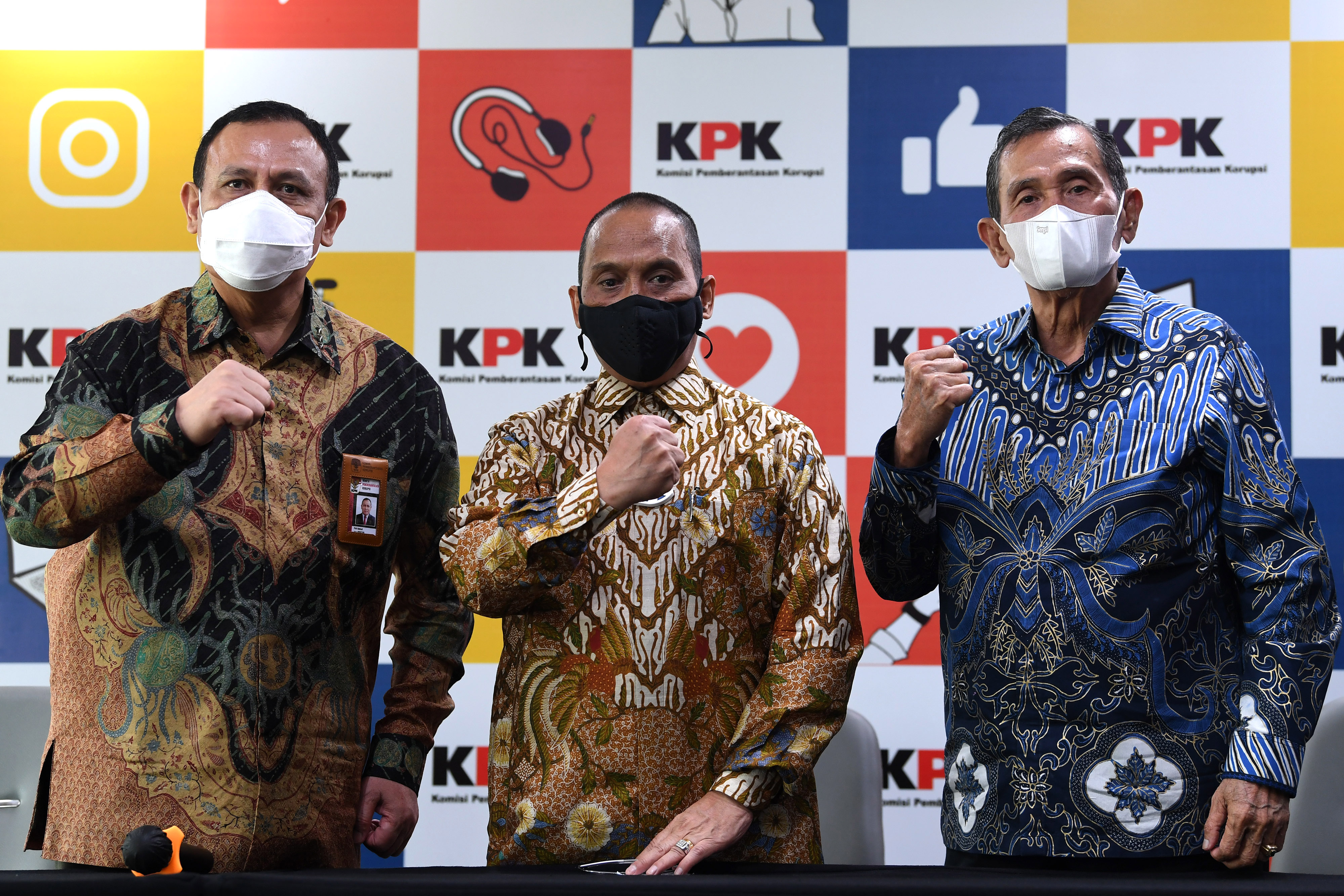 Ketua Dewas KPK Tumpak Panggabean (kanan) didampingi Anggota Dewas Indriyanto Seno Adji (tengah) dan Ketua KPK Firli Bahuri di Gedung KPK.