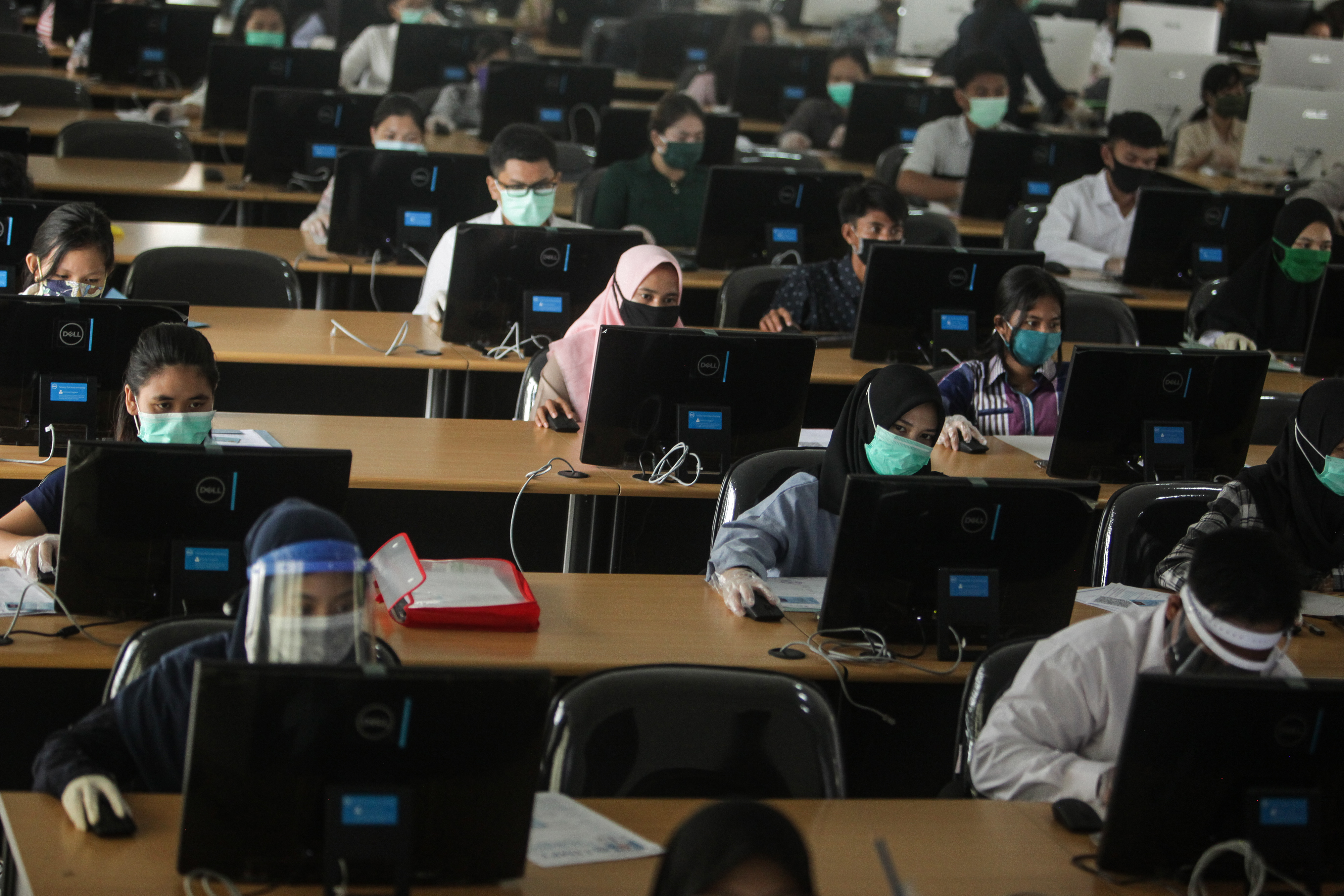 Sejumlah peserta mengikuti Ujian Tulis Berbasis Komputer (UTBK) tahap 1 di kampus Universitas Palangkaraya, Kalimantan, Rabu (8/7/2020).