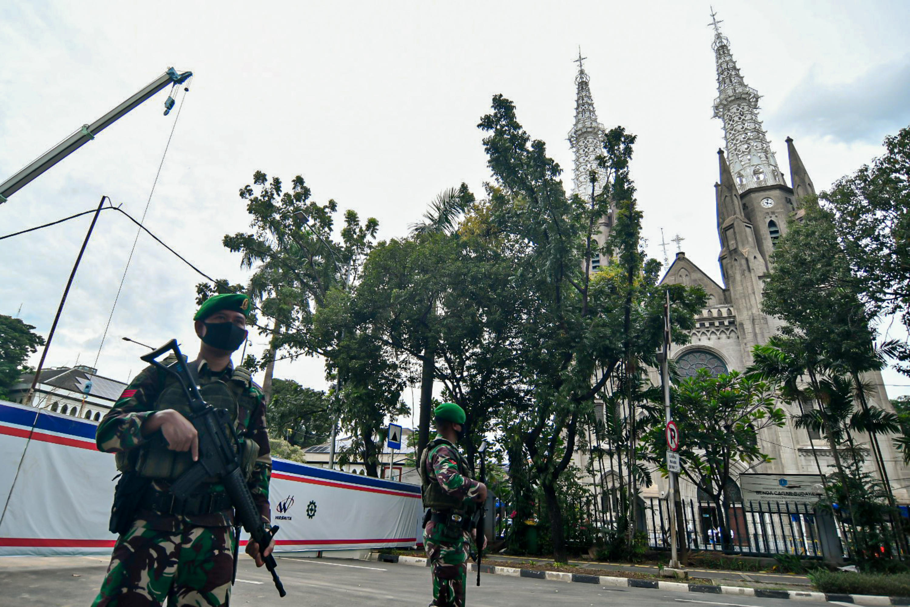 Ilustrasi: Sejumlah aparat gabungan dari TNI dan Polri melakukan penjagaan di depan Gereja Katedral, Jakarta