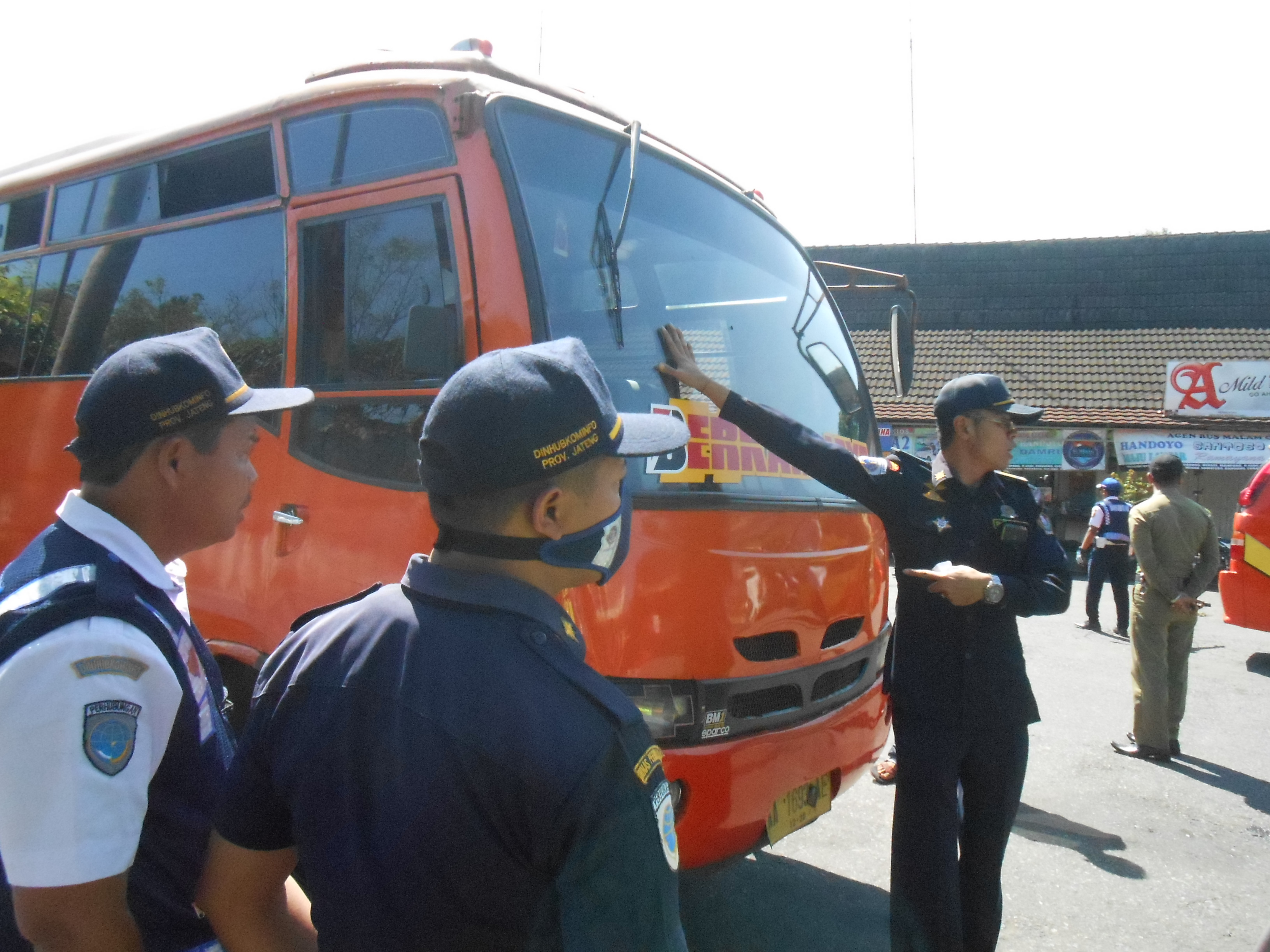 Kesibukan di Terminal Madureso, Kabupaten Temanggung, Jawa Tengah sebelum pandemi covid-19