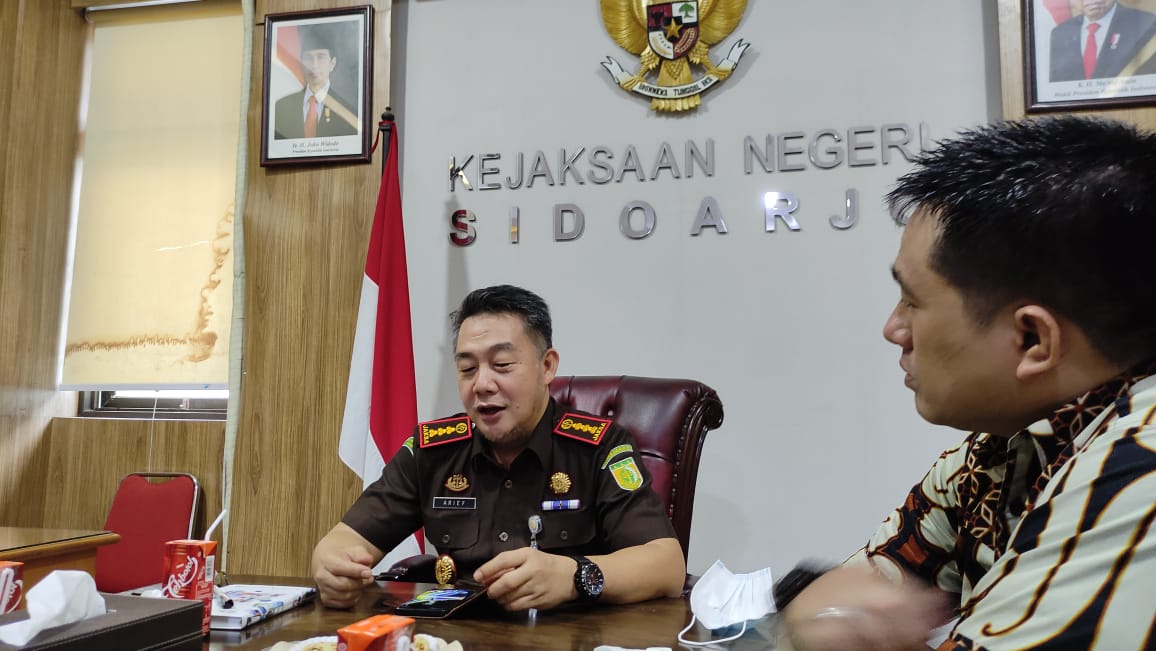 Kajari Sidoarjo Arief Zahrulyani (kiri)