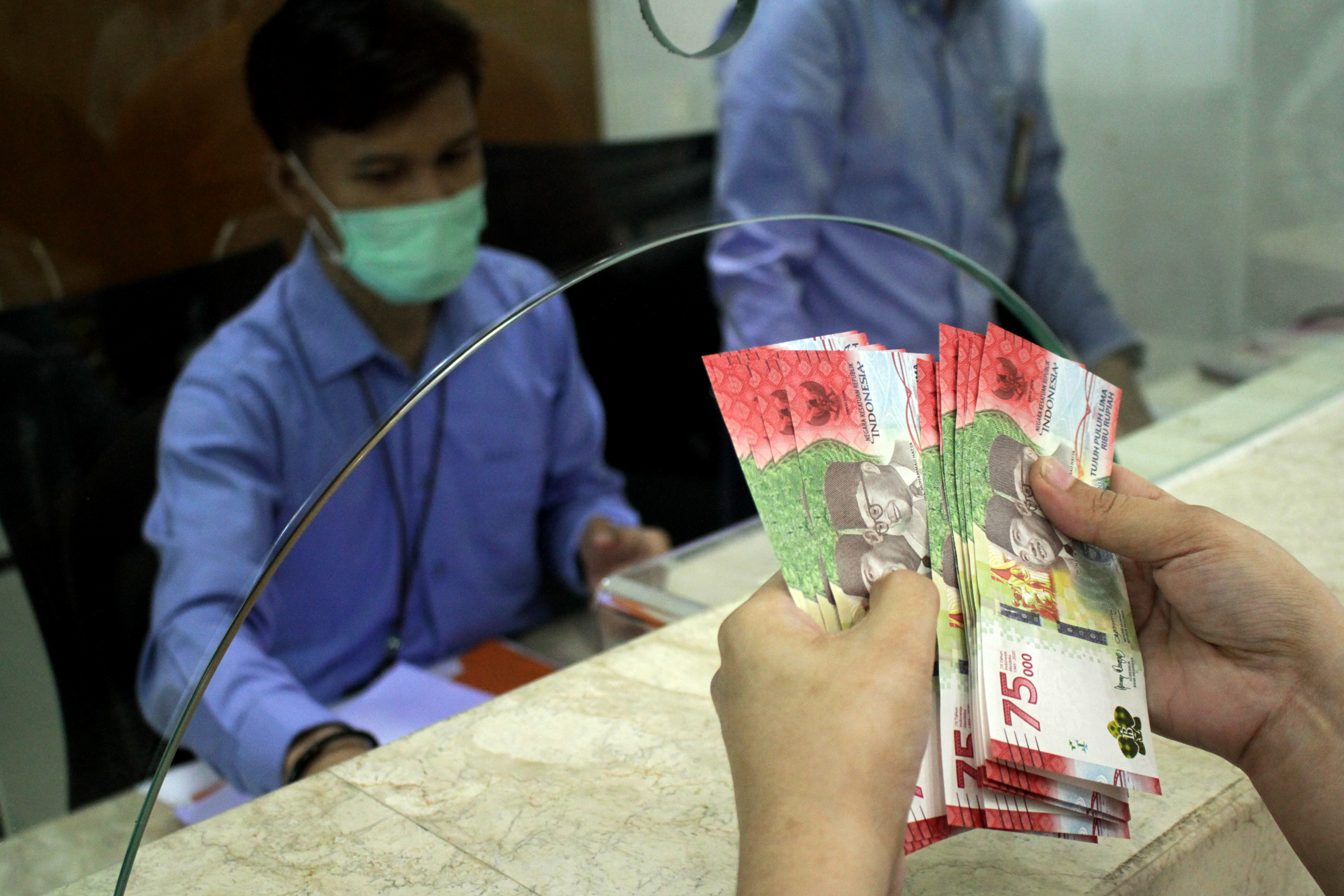 Penukaran uang di Bank Indonesia cabang Sulawesi Selatan menjelang hari raya Idul Fitri meningkat.