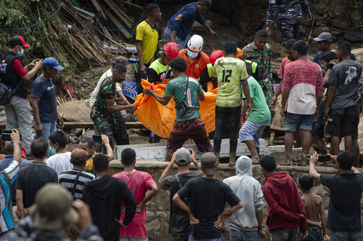 Tim penyelamat yang dibantu warga, Rabu (7/4) membawa satu korban tewas dalam banjir bandang di Adonara Timur, Flores Timur, NTT.