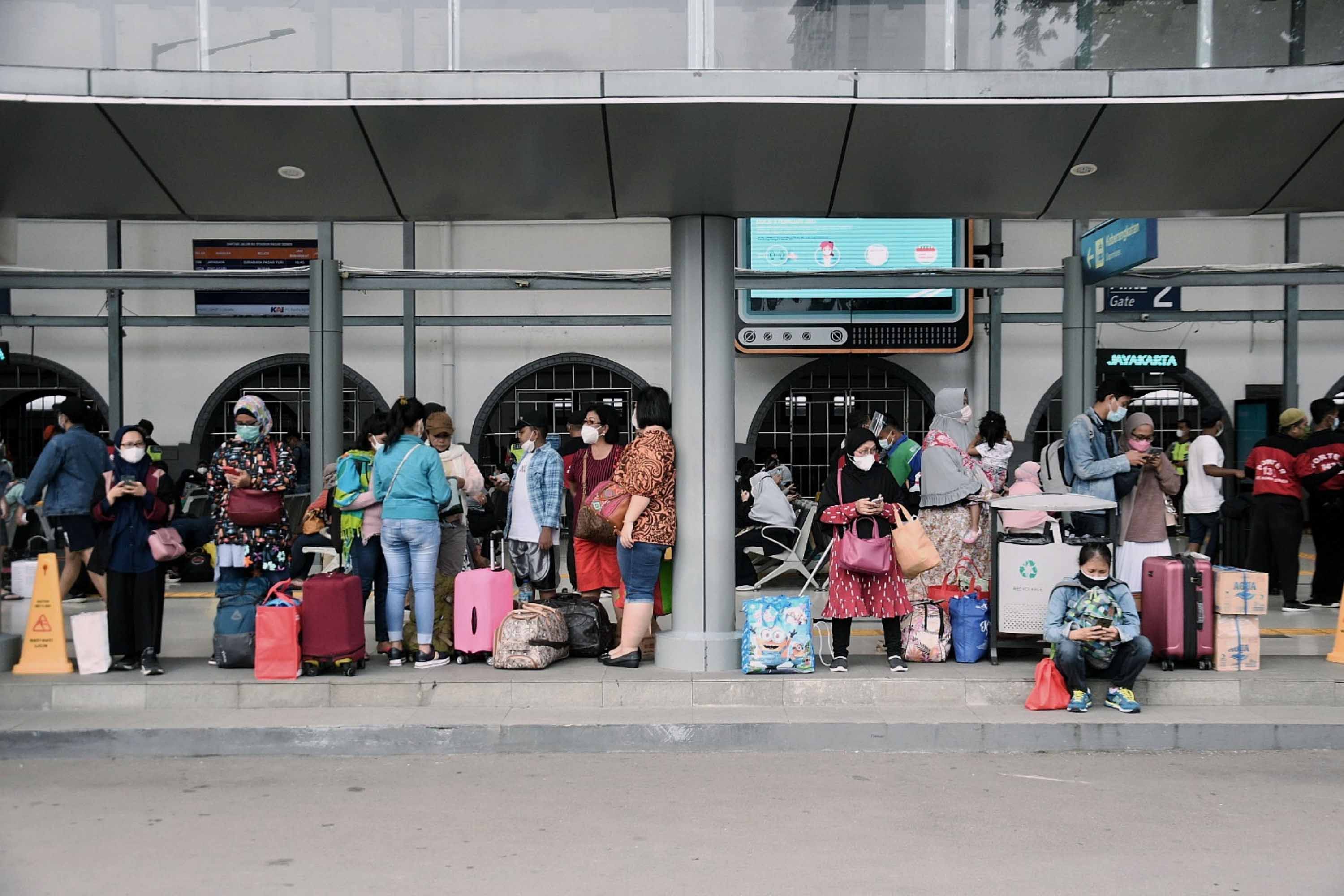 Stasiun Pasar Senen, Jakarta, sudah dipadati penumpang yang diduga mudik lebih awal pada Minggu (11/4)