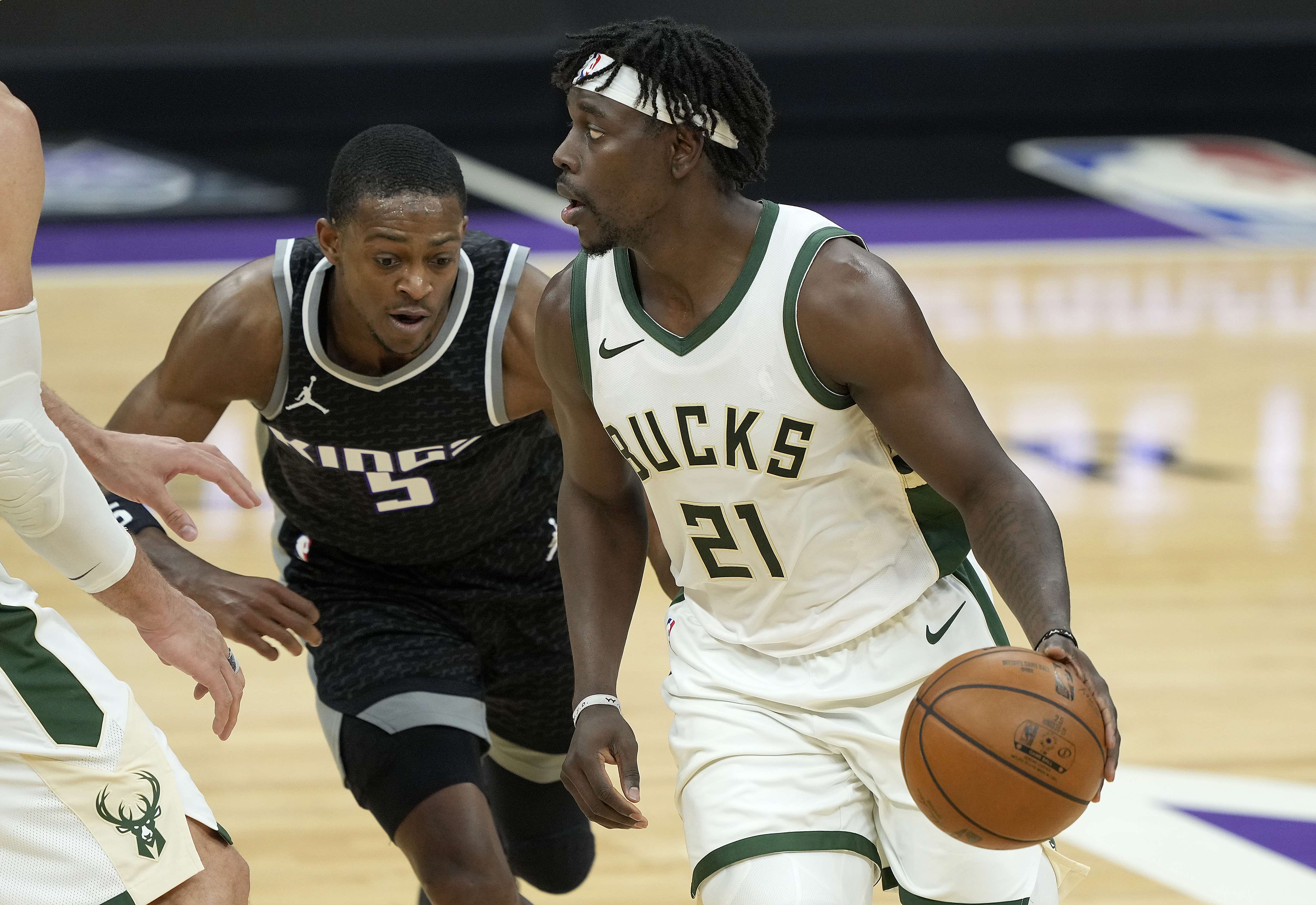 Pemain Milwaukee Bucks Jrue Holiday (kanan)