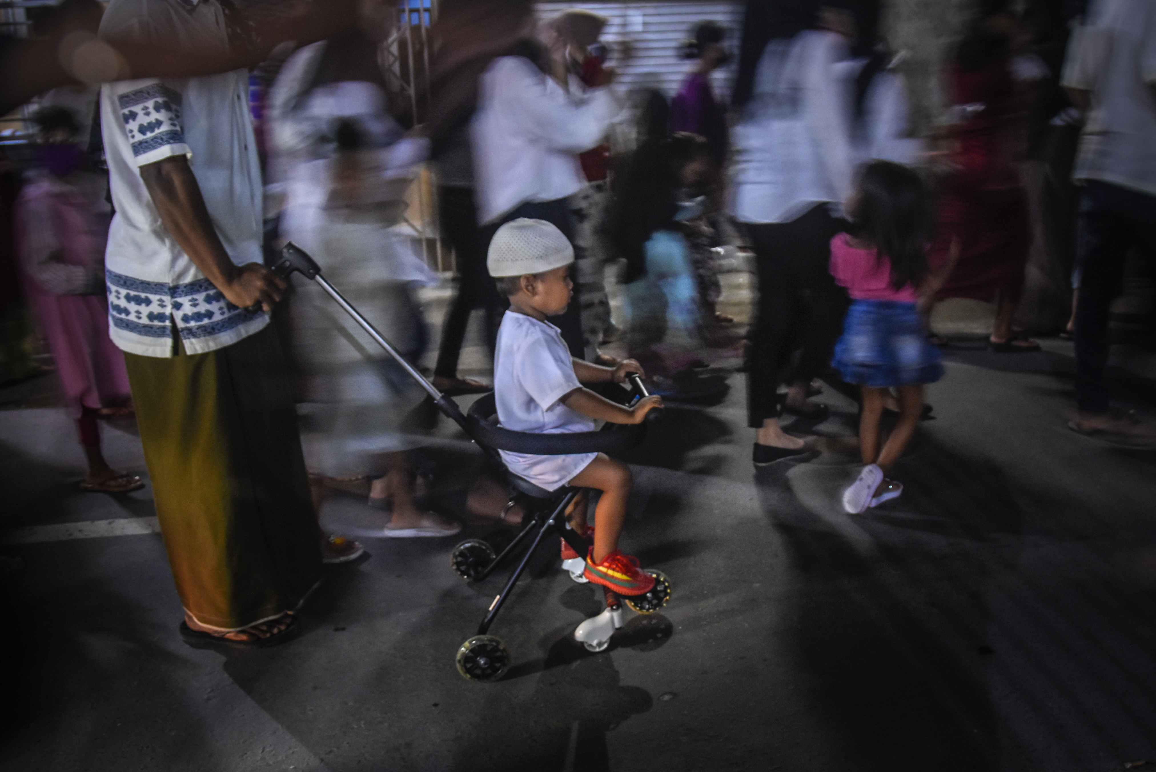 Warga menggelar takbir keliling menyambut Hari Raya Idul Fitri 1441 H di Kelurahan Ampenan Tengah, Mataram, NTB, Sabtu (23/5/2020).