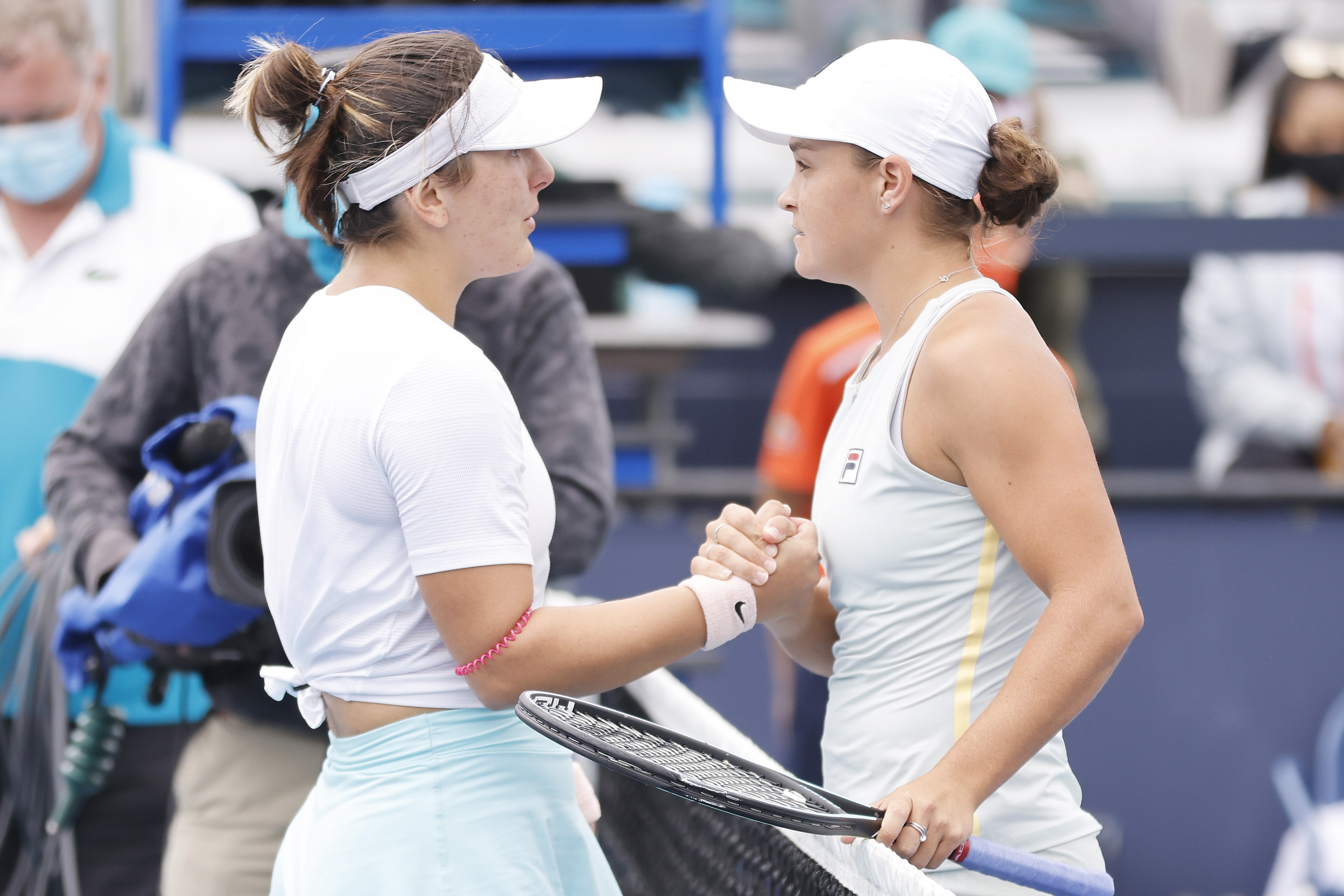 Bianca Andreescu (kiri) dan Ashleigh Barty saat bertemu di babak final Miami Open. Pertandingan tidak bisa dilaksanakan karena Bianca cedera