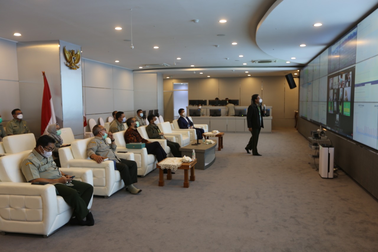 Kepala Perwakilan IFAD Indonesia Ivan Cossio Cortez dan Mentan Syahrul Yasin Limpo di Agriculture War Room (AWR) milik Kementan.