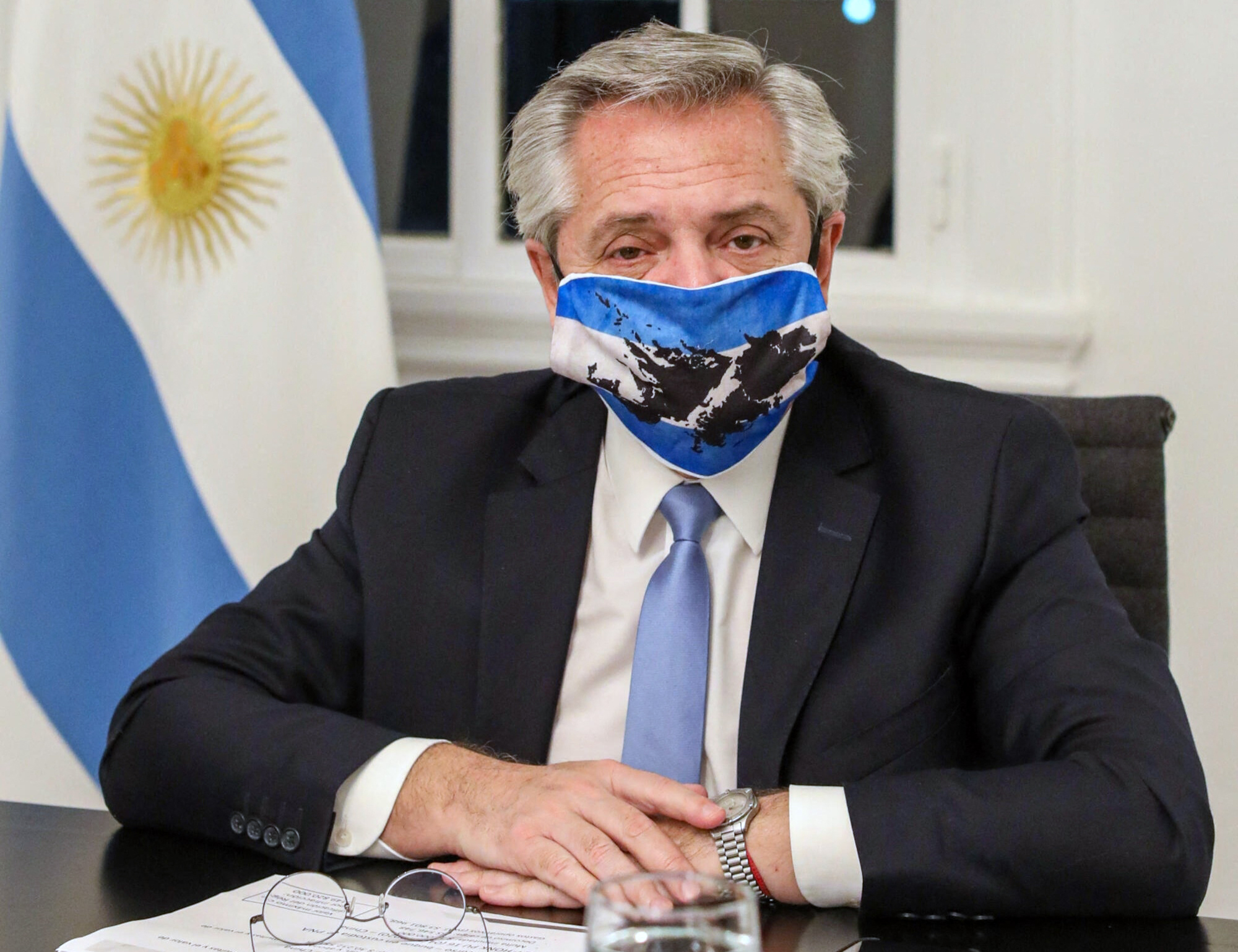 Presiden Argentina  Alberto Fernandez saat mengenakan masker.