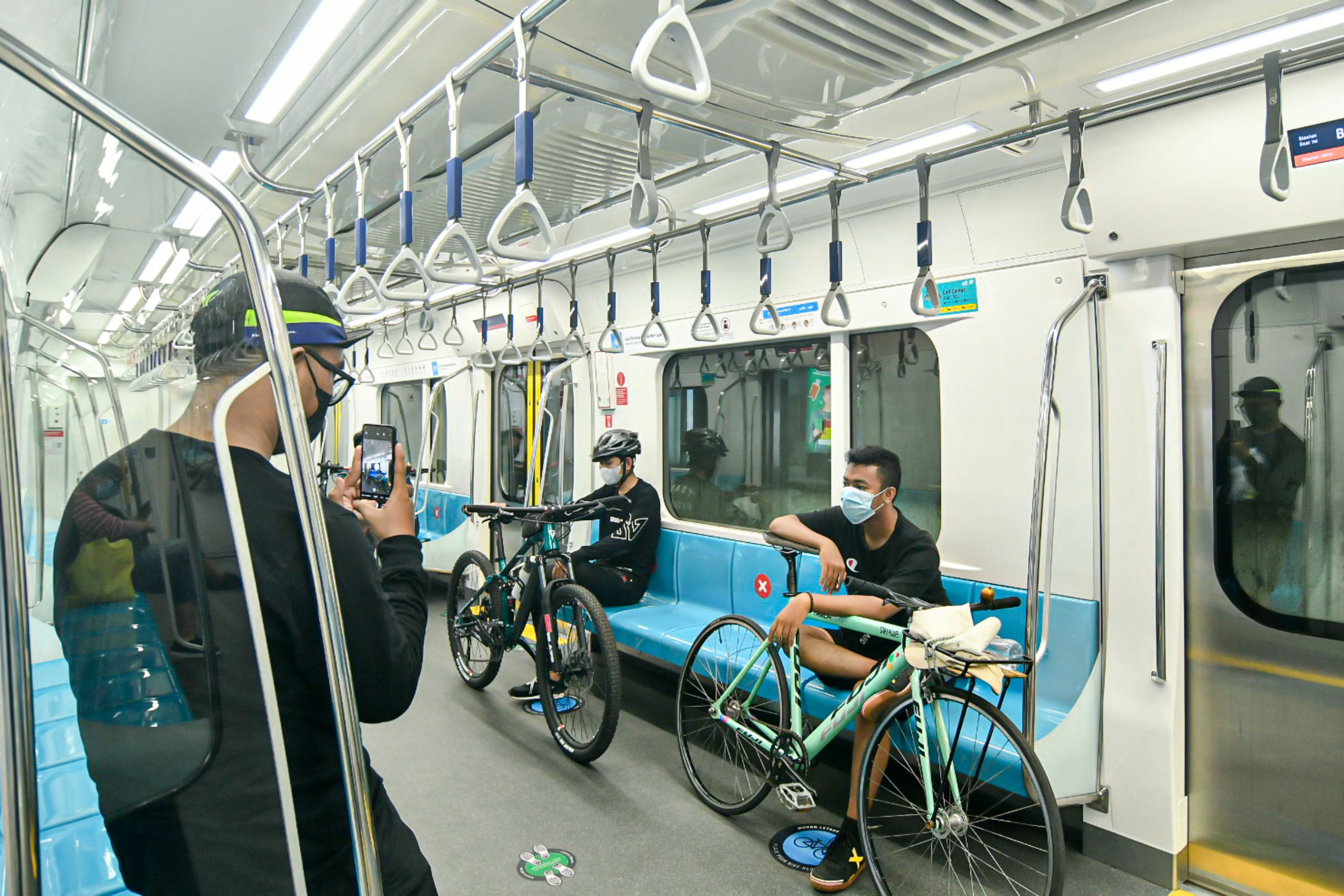 Warga membawa sepeda non lipat menaiki kereta MRT Jakarta.