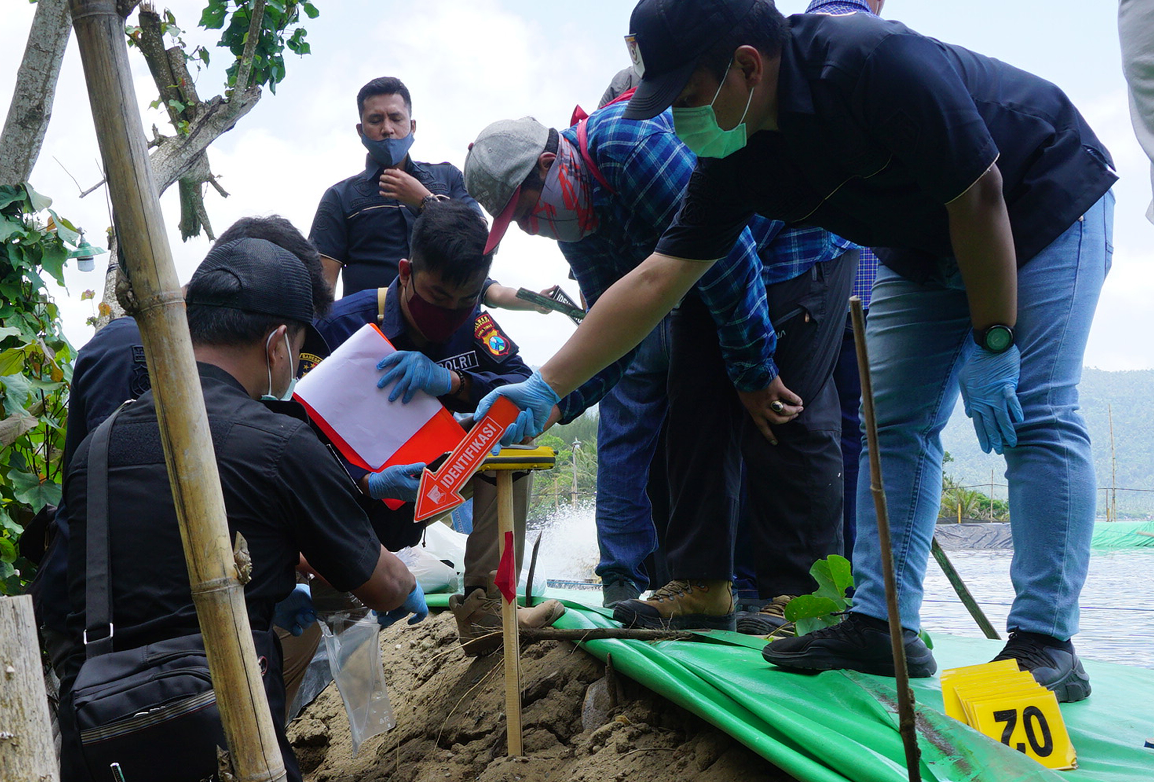 Tim ahli IPB dan petugas gabungan mengambil sampel tanah yang diduga mencemari lingkungan di Pantai Cengkrong, Trenggalek, Kamis (5/11/2020)