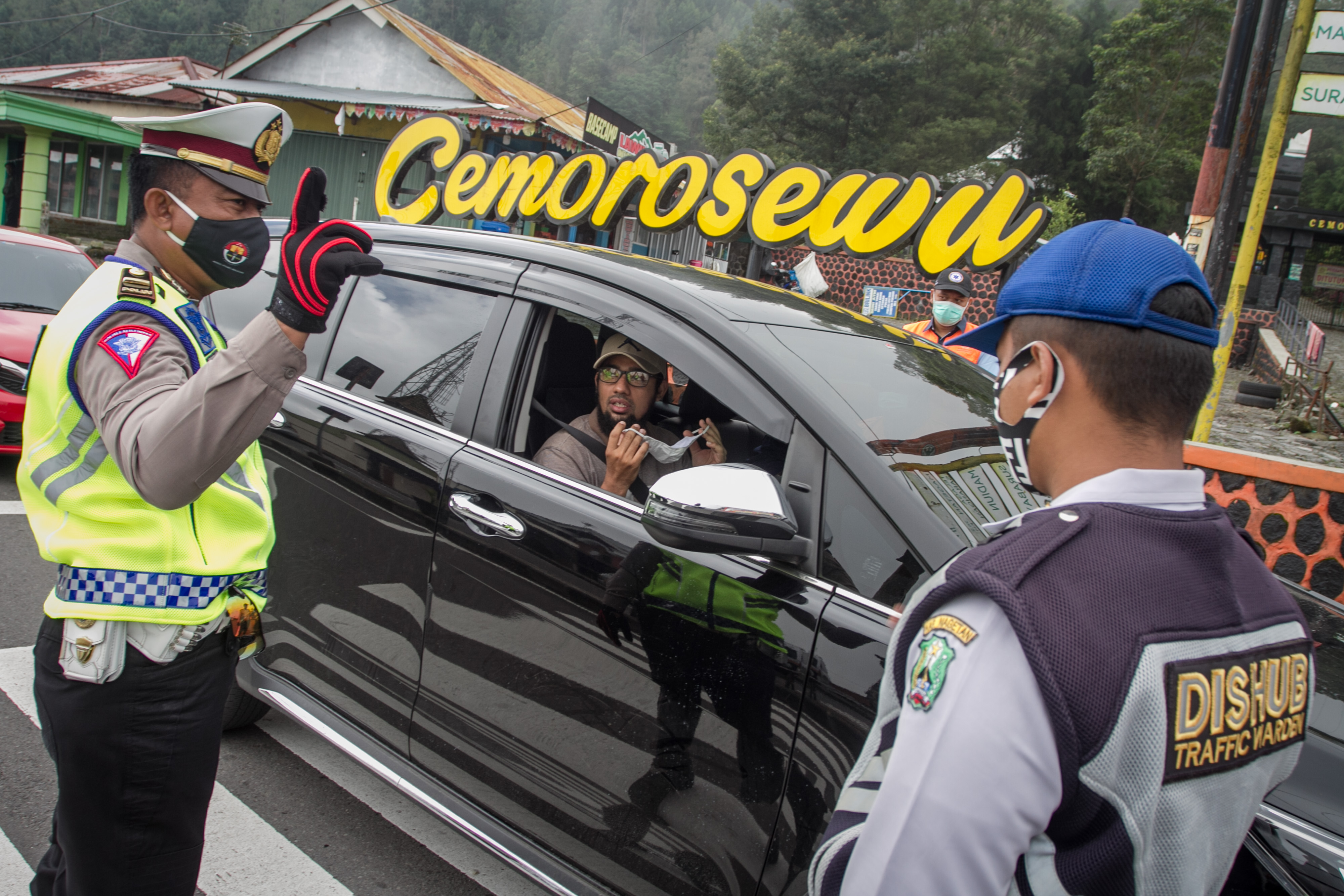 Petugas Kepolisian dan Dinas Perhubungan Magetan memeriksa kendaraan melewati jalur perbatasan di Cemoro Sewu, Magetan, Jatim, 2020.