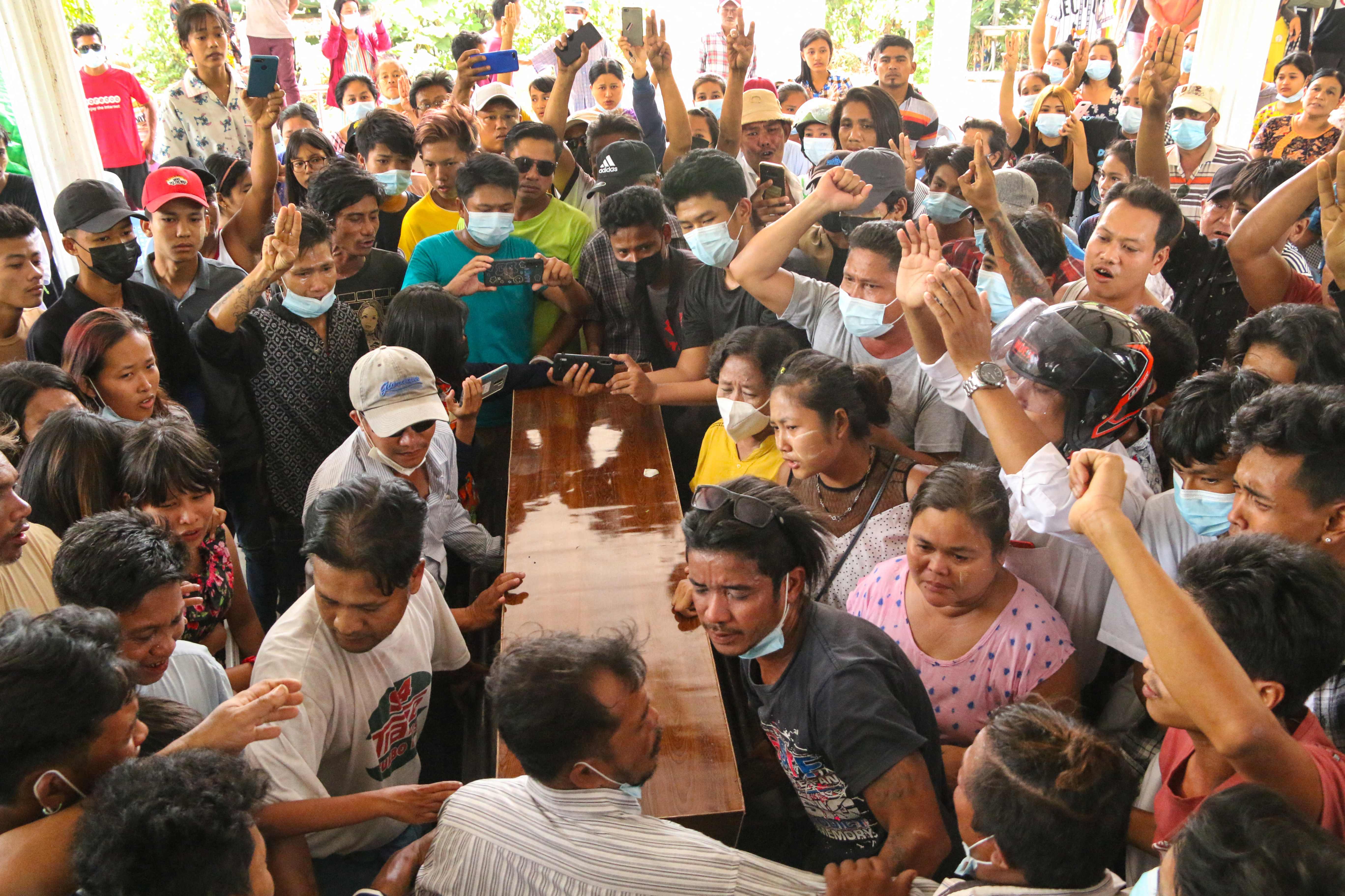 Warga menghadiri upacara pemakaman seorang demonstran yang tewas ditembak polisi di Dawei, Myanmar.