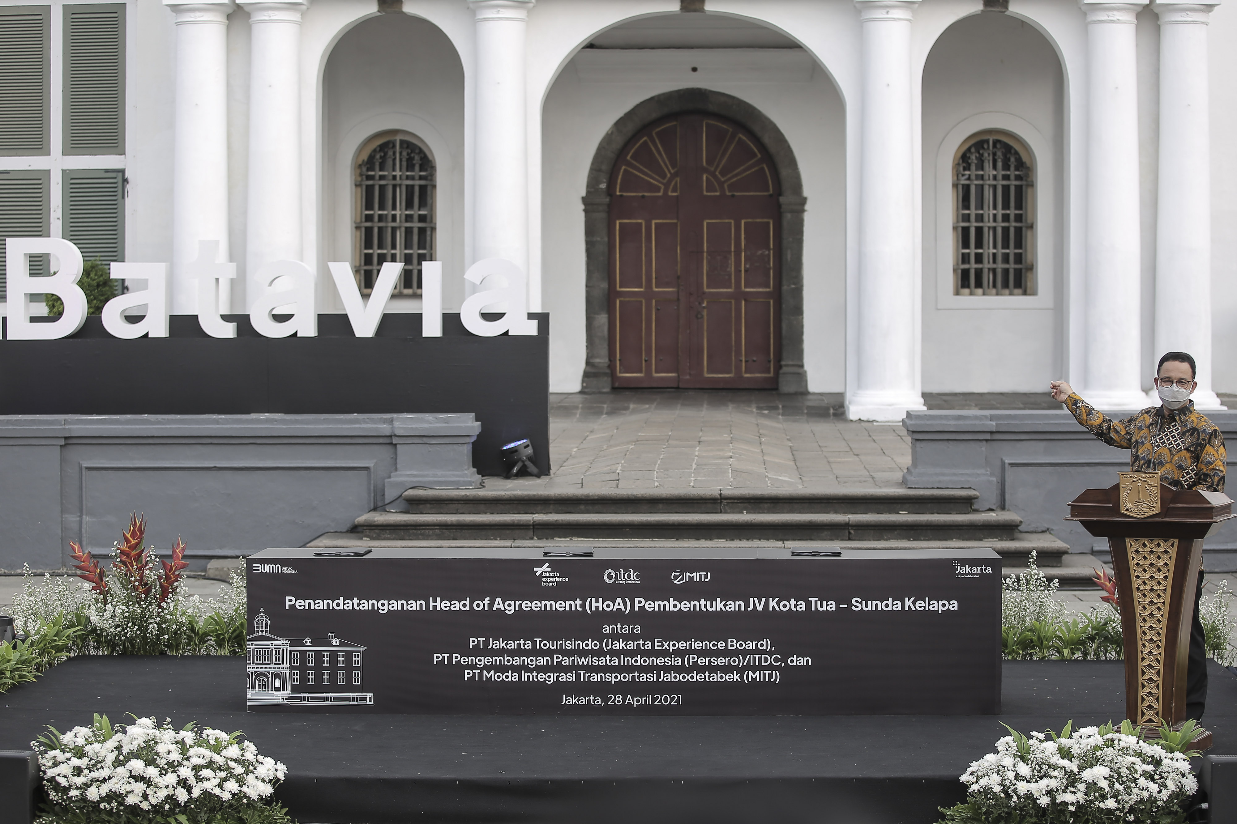 Gubernur DKI Jakarta Anies Baswedan menyampaikan sambutan saat penandatanganan perjanjian pembentukan perusahaan pengelola Kota Tua.