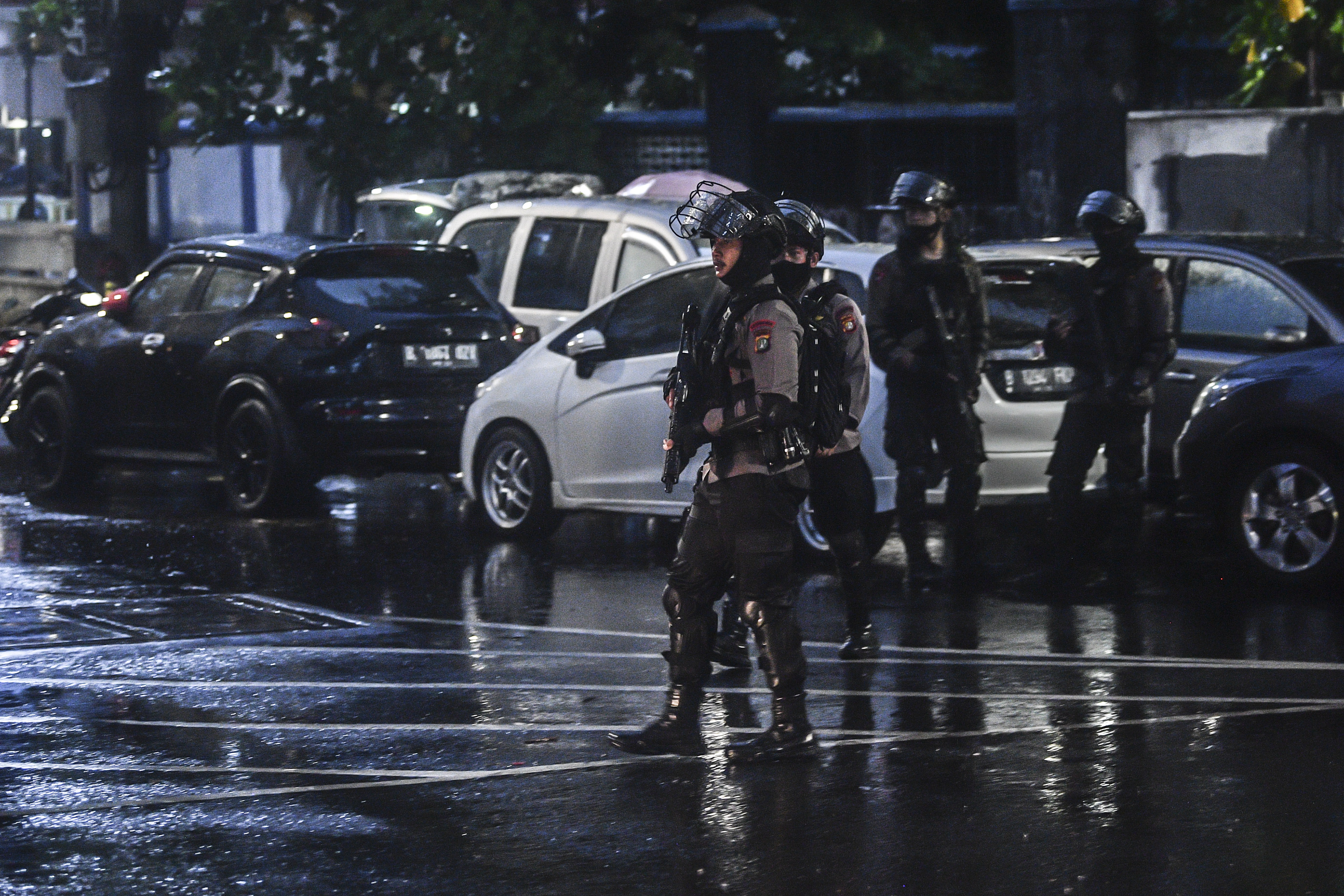  Personel kepolisian dengan rompi anti peluru dan senjata laras panjang berjaga di Mabes Polri, Jakarta, Rabu (31/3).