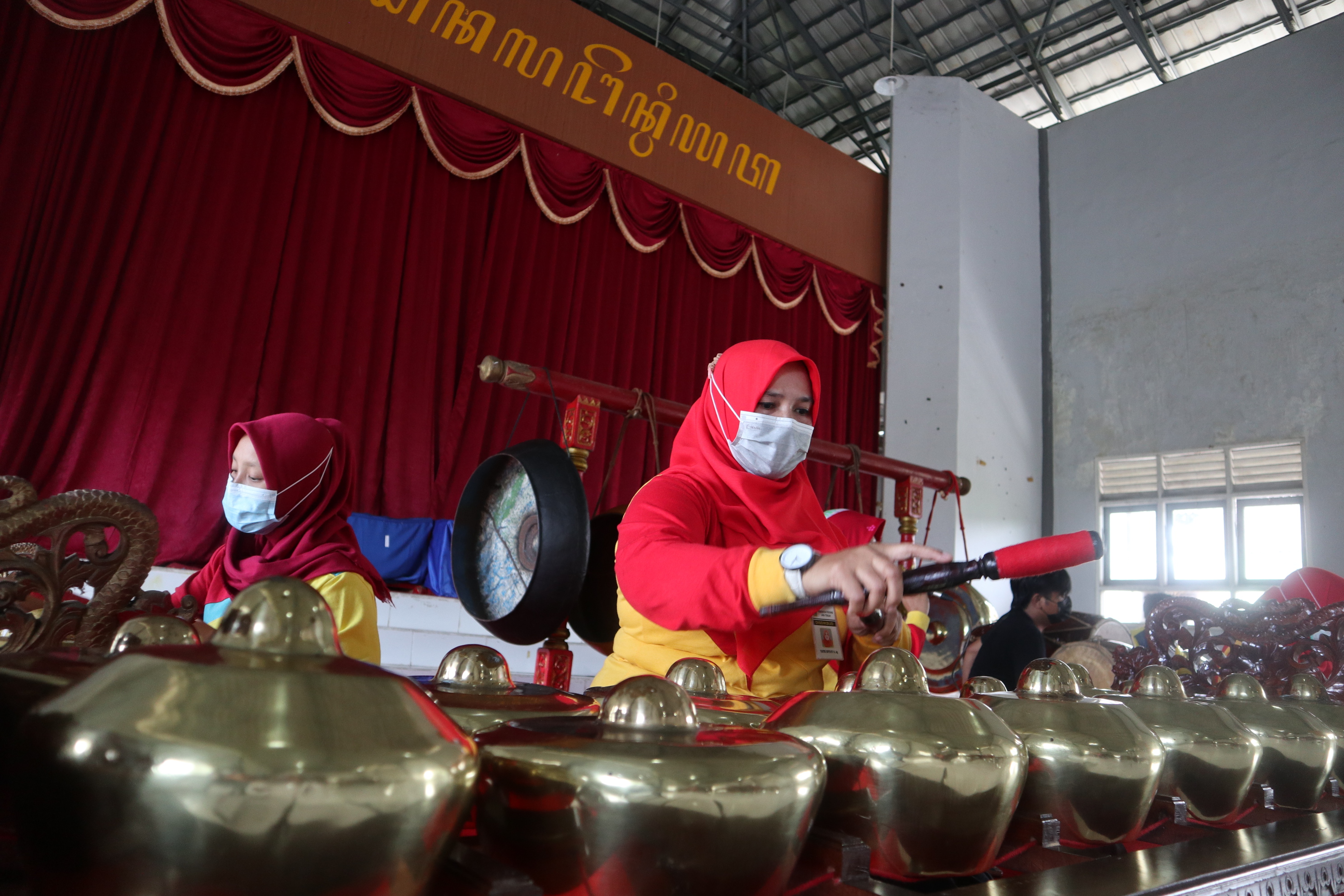 Para guru SLB Negeri Temanggung, Jawa Tengah mengisi Bulan Ramadhan dengan belajar karawitan. 