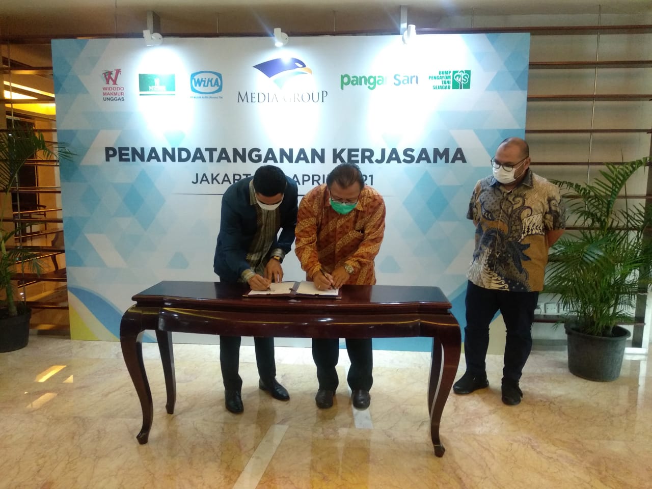 PT Pangansari dan BUMP PT Pengayom Tani Sejagad menandatangani MoU di kawasan Metro TV, Jakarta, Jumat (16/4).