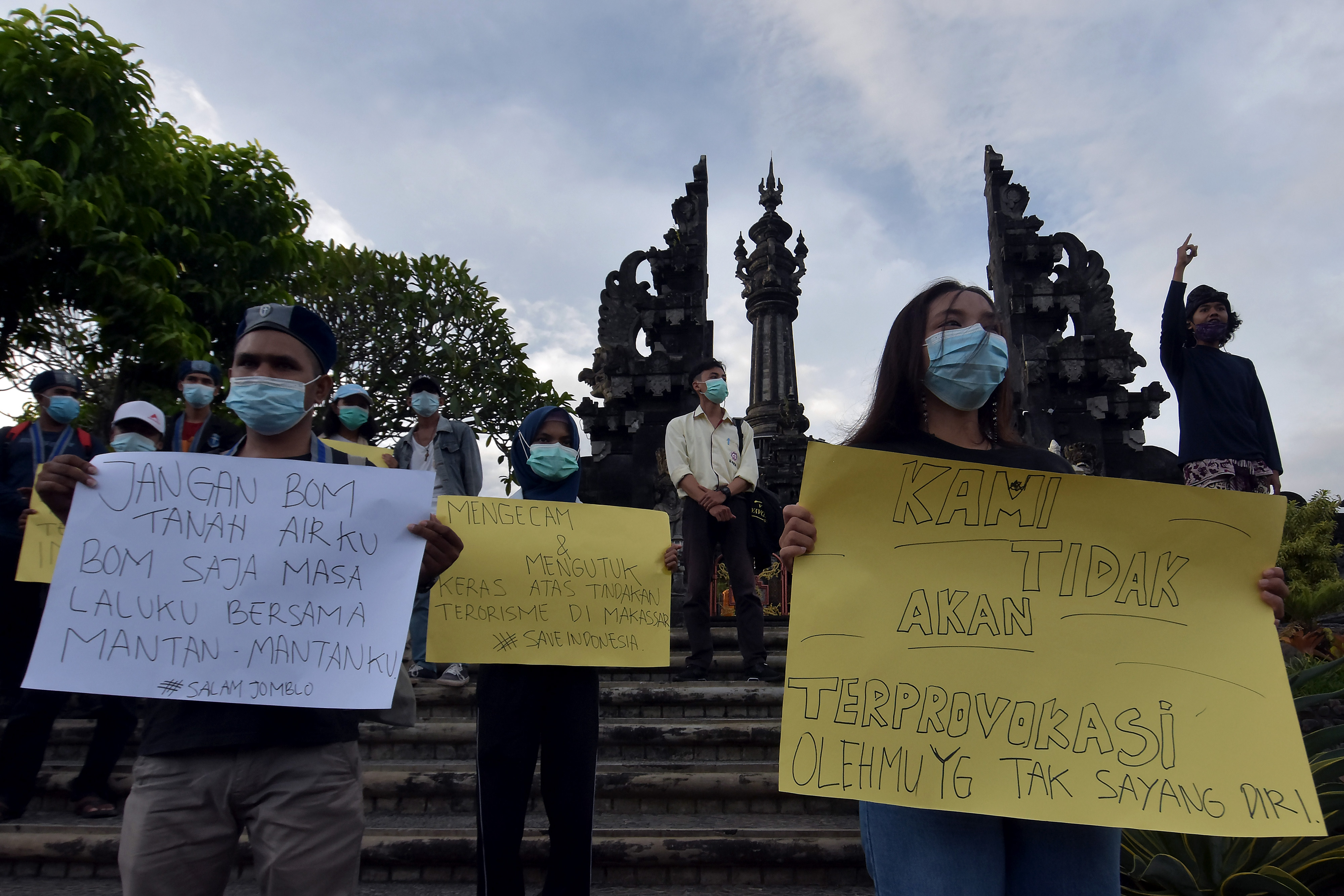 Sejumlah mahasiswa di Denpasar, Bali, Rabu (31/3), membawa poster seruan saat mengecam tindakan terorisme.