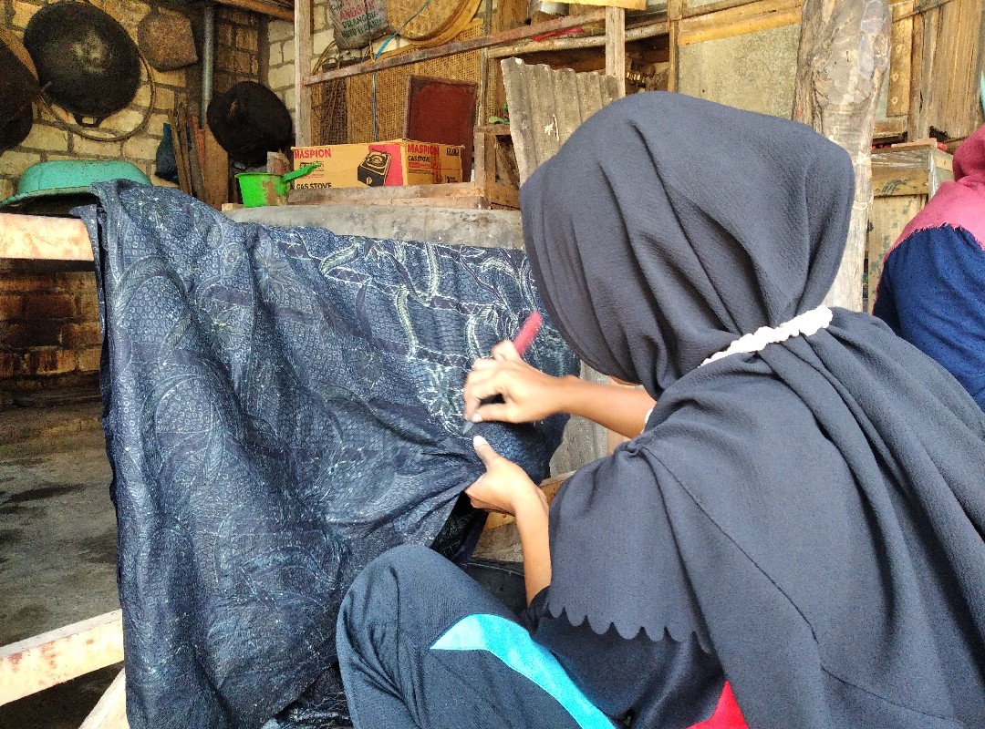 Kelompok Putri Berdikari Batik binaan Baznas di Desa Sumurgung, Kabupaten Tuban, Jawa Timur.