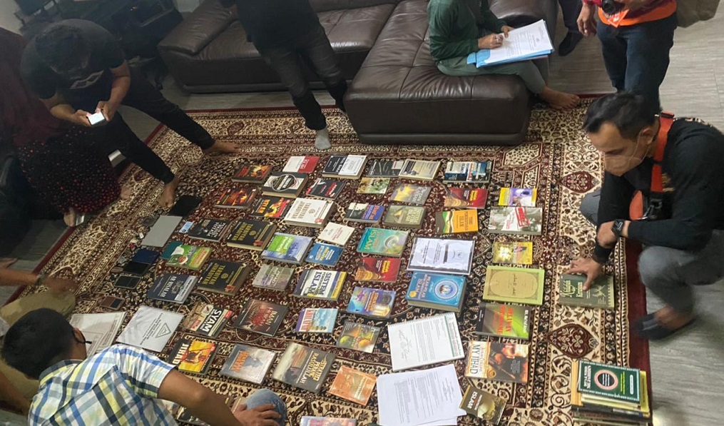 Buku-buku jihad yang disita dari kediaman Munarman.
