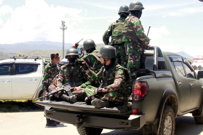 Prajurit TNI berpatroli di Wamena, Papua