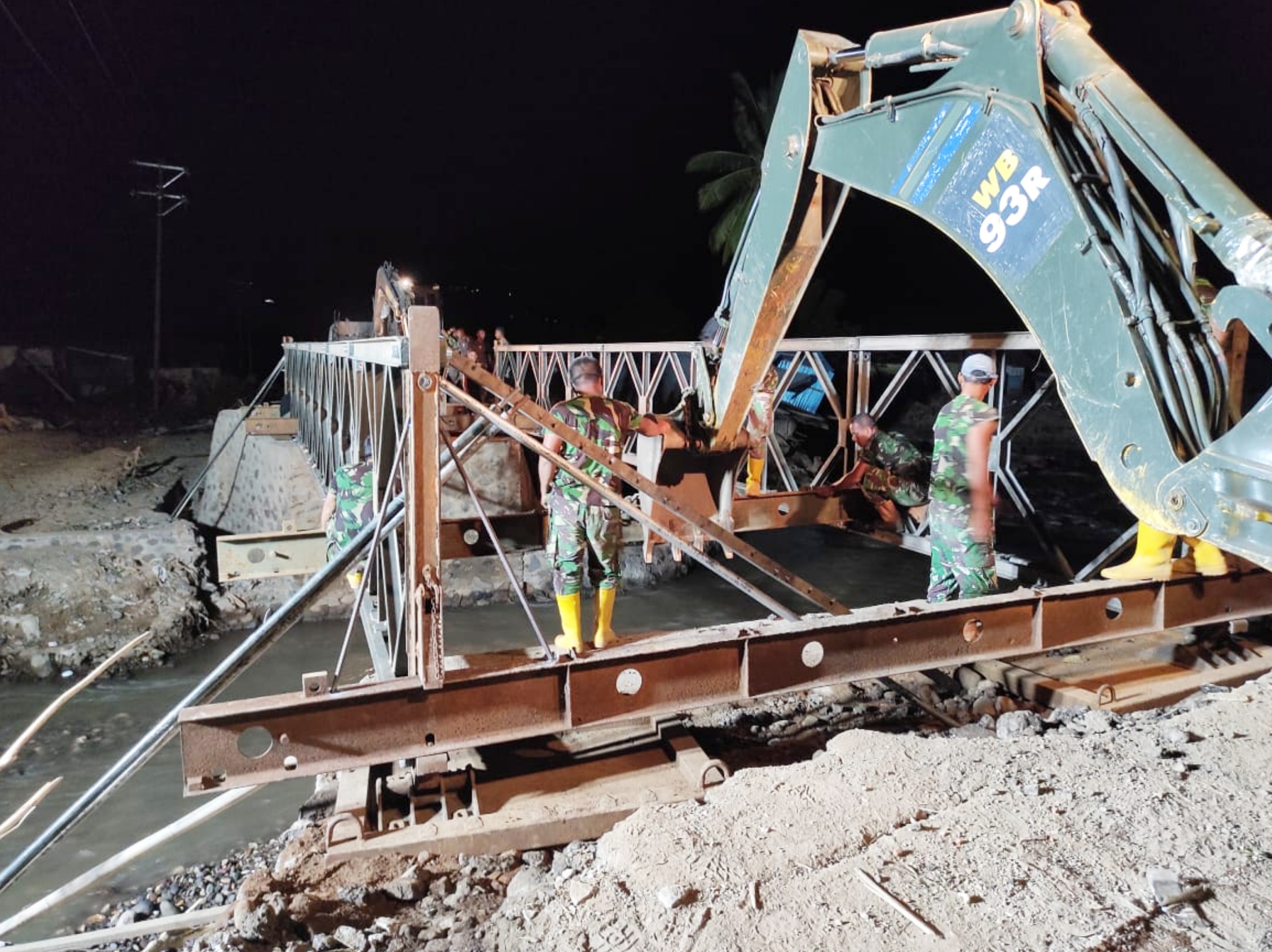 Personel Zeni TNI AD mengerjakan jembatan tempur bagi korban bencana alam di Adonara.