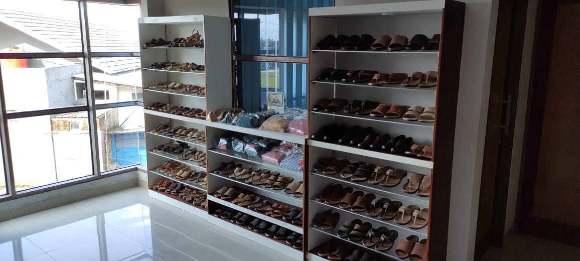 Usaha kerajinan sepatu menjadi salah satu bidang usaha BUM-Desa Niagara