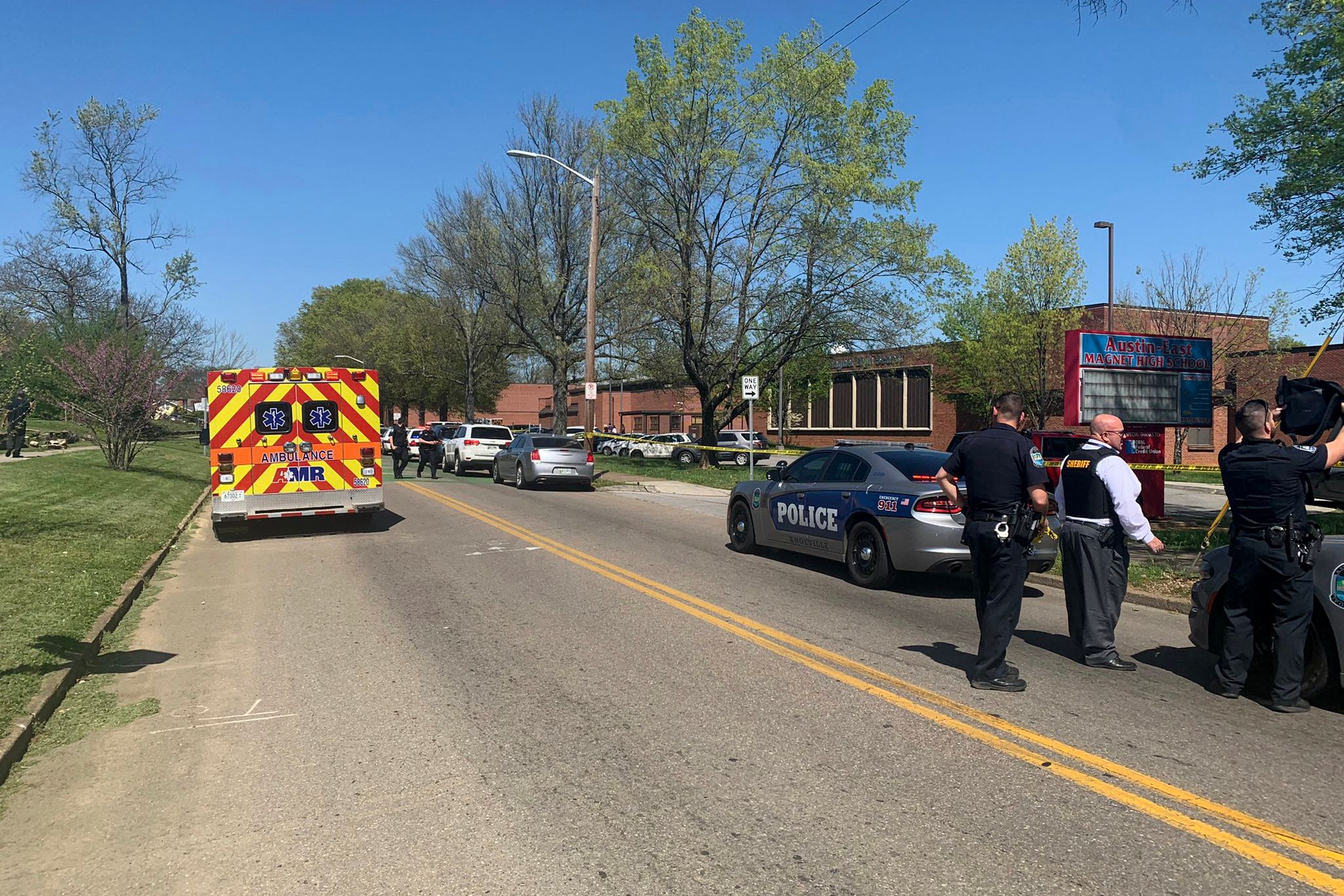 Sejumlah polisi berada di lokasi penembakan di SMU Austin-East Magnet, Knoxville, Tennessee.