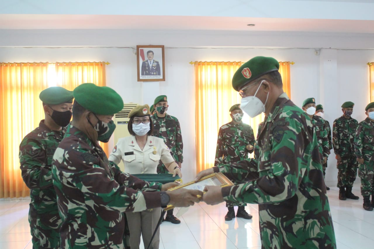 Danrindam IX/Udayana, Kolonel Inf. Joao Ximenes Baretto Nunes memimpin kenaikan pangkat dari 60 orang anggota TNI, Kamis (1/4/2021)