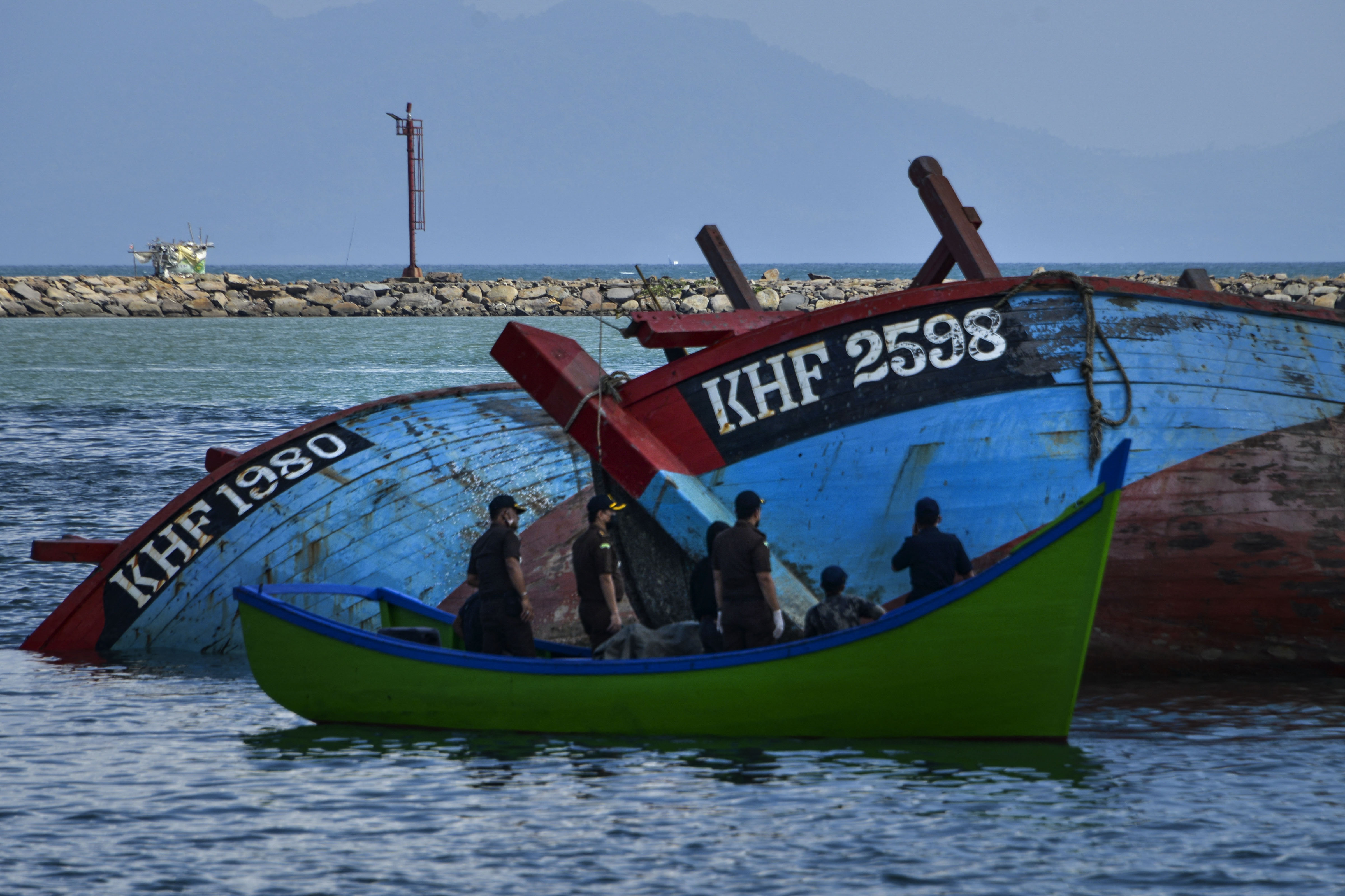 Petugas memeriksa kapal pelaku illegal fishing di Banda Aceh