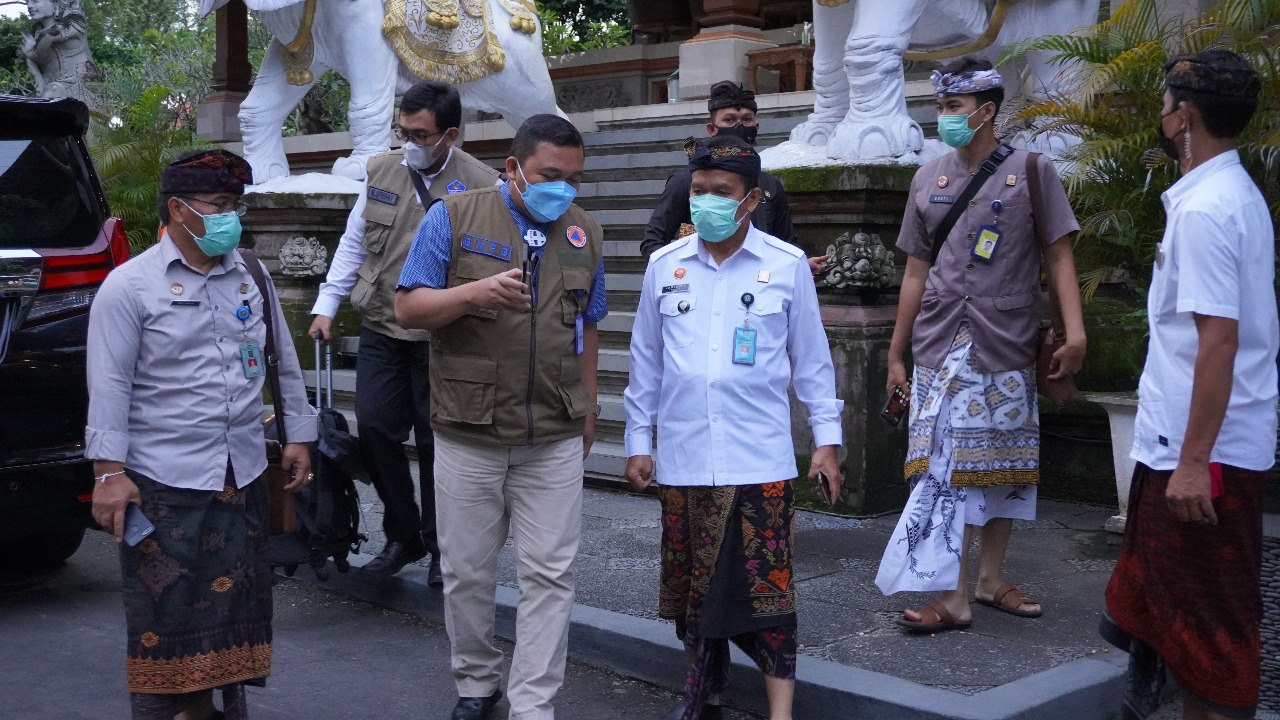 Rapat terkait penegakan protokol kesehatan di Bali