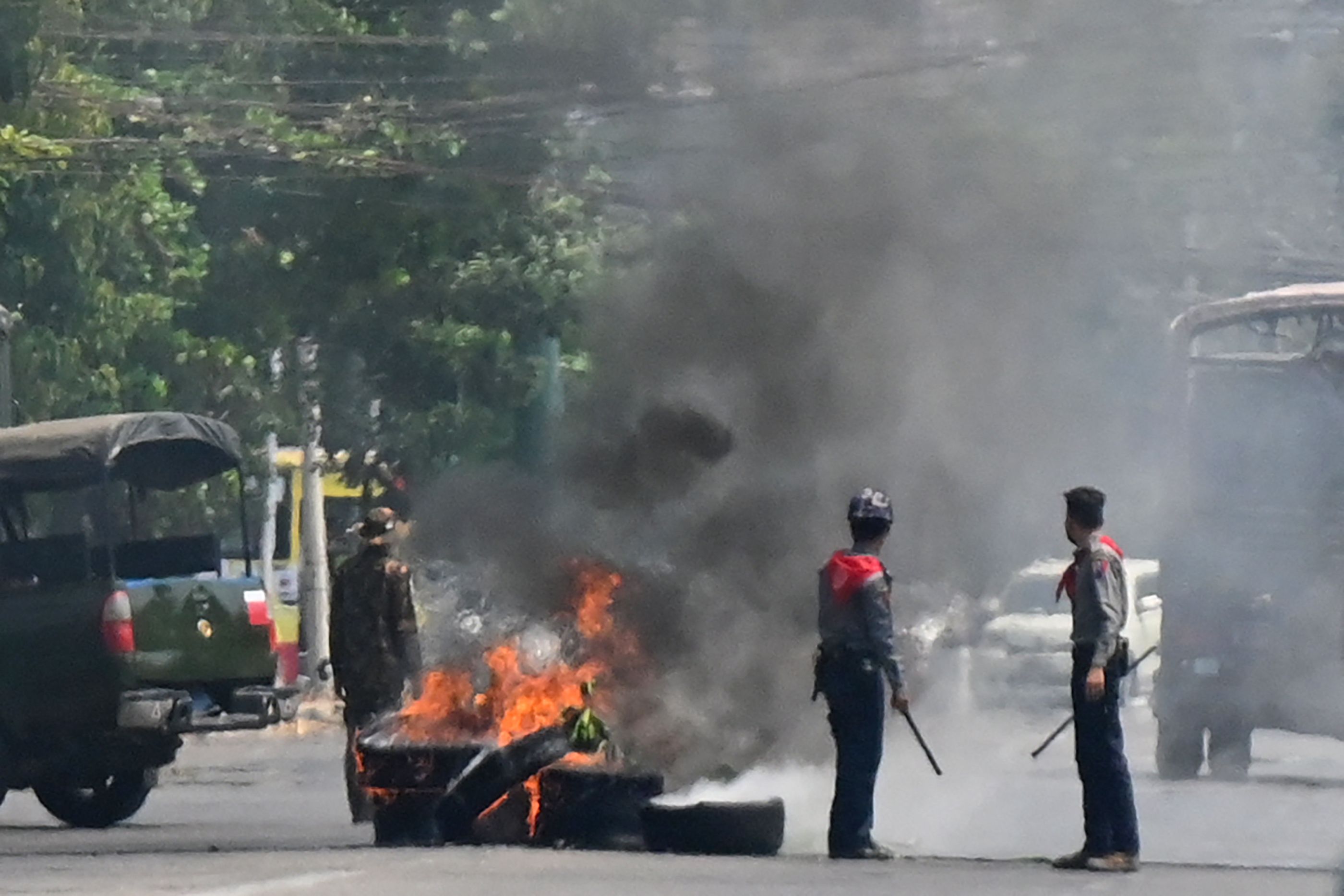 Aparat keamanan berupaya meredam kerusuhan akibat protes terhadap kudeta militer di Myanmar.