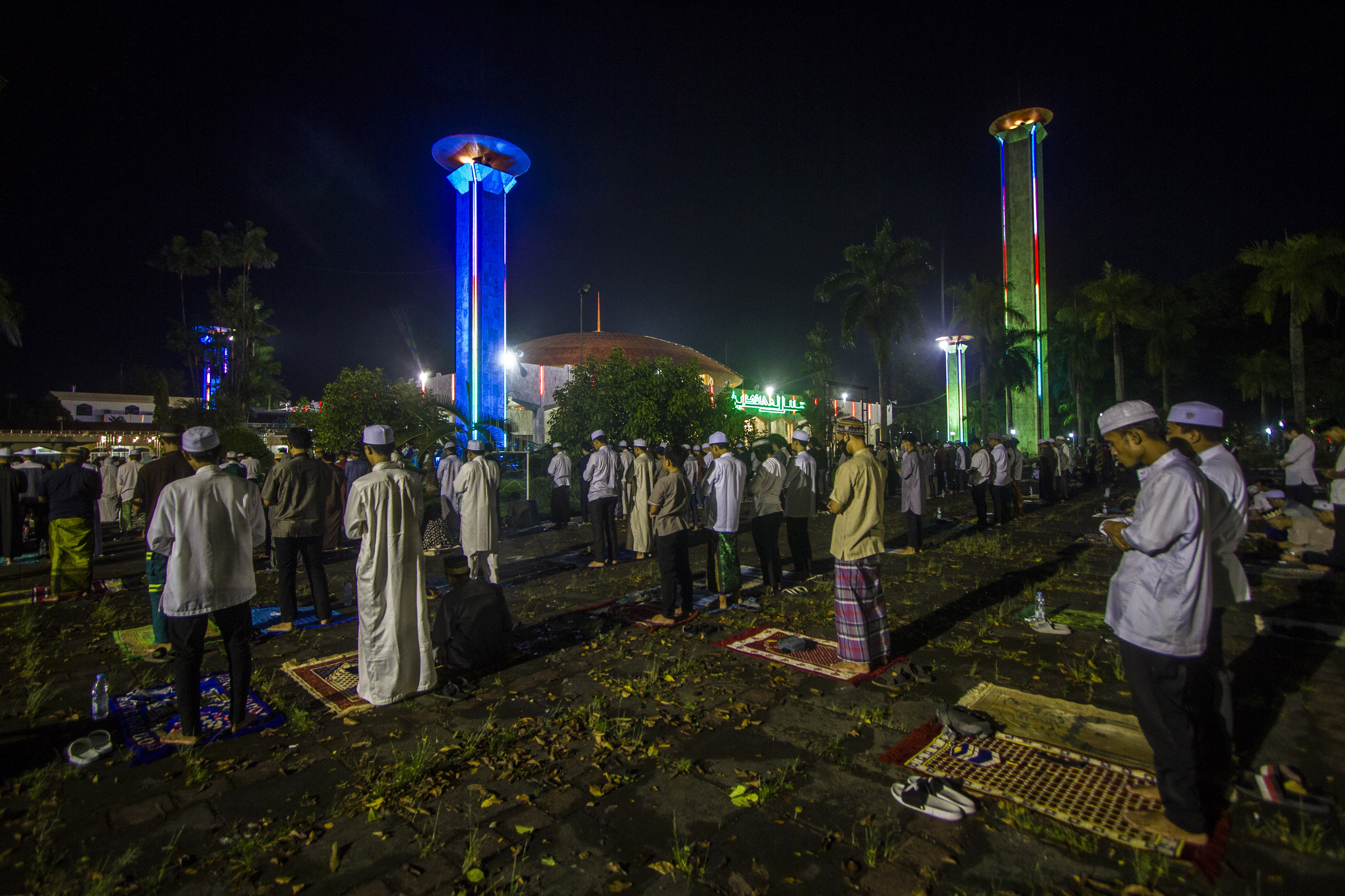 Jamaah melaksanakan shalat Tarawih pertama di Masjid Raya Sabilal Muhtadin, Banjarmasin, Kalimantan Selatan, Senin (12/4/2021)