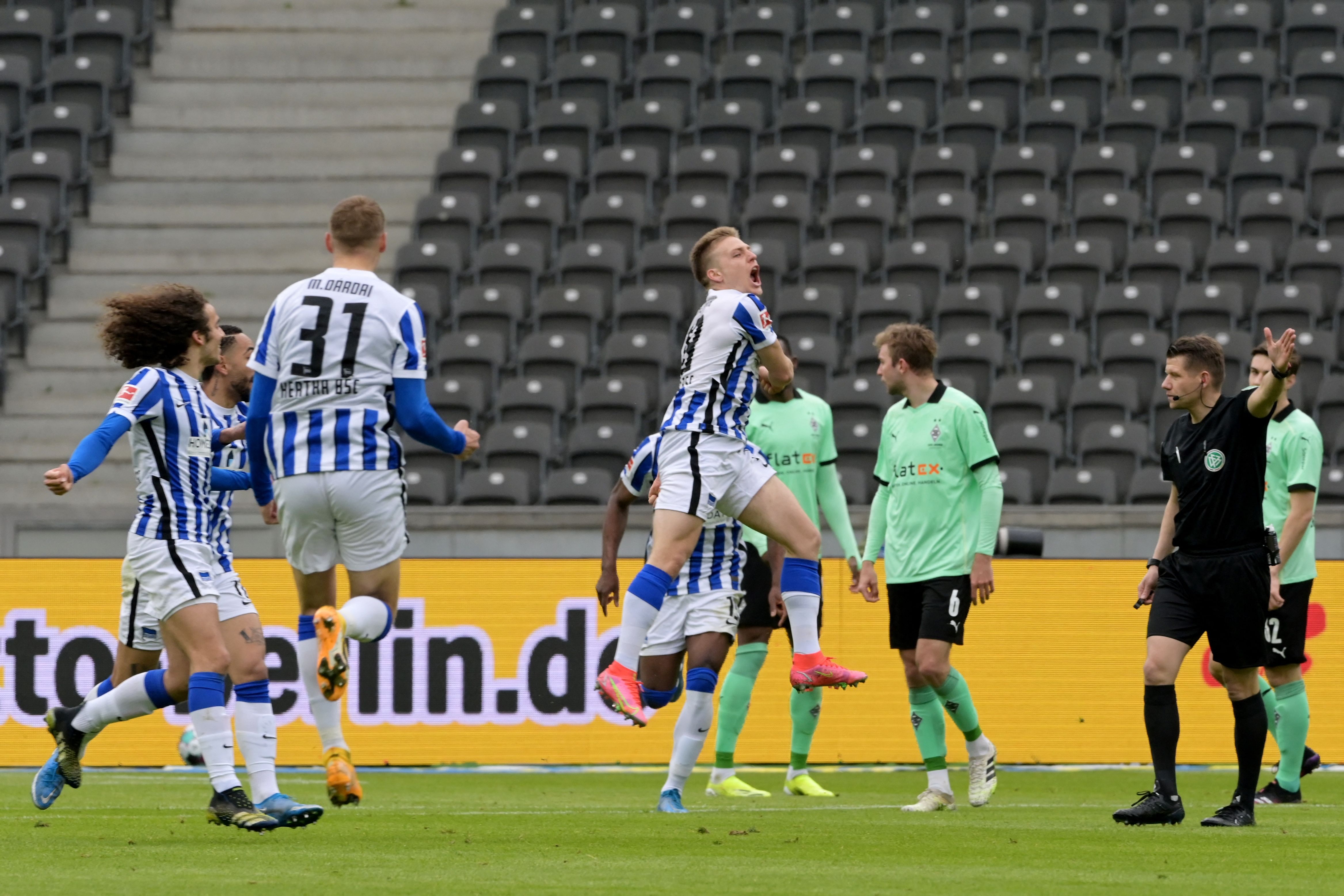Para pemain Hertha Berlin melakukan selebrasi usai mencetak gol ke gawang lawan