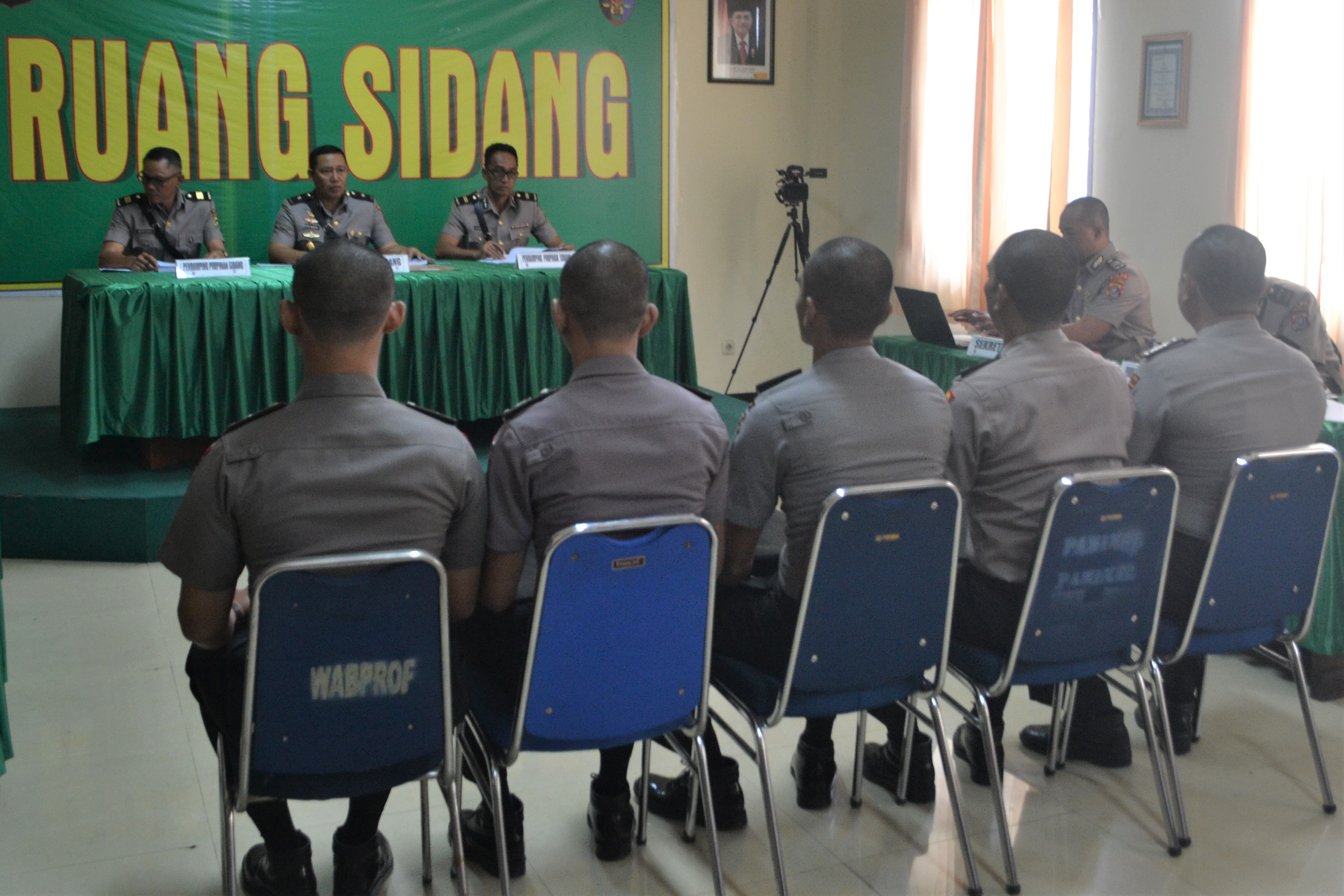 Lima orang polisi menjalani sidang disiplin di bidang Propam Polda Sulawesi Tenggara, Kendari, Sulawesi Tenggara, beberapa waktu lalu.