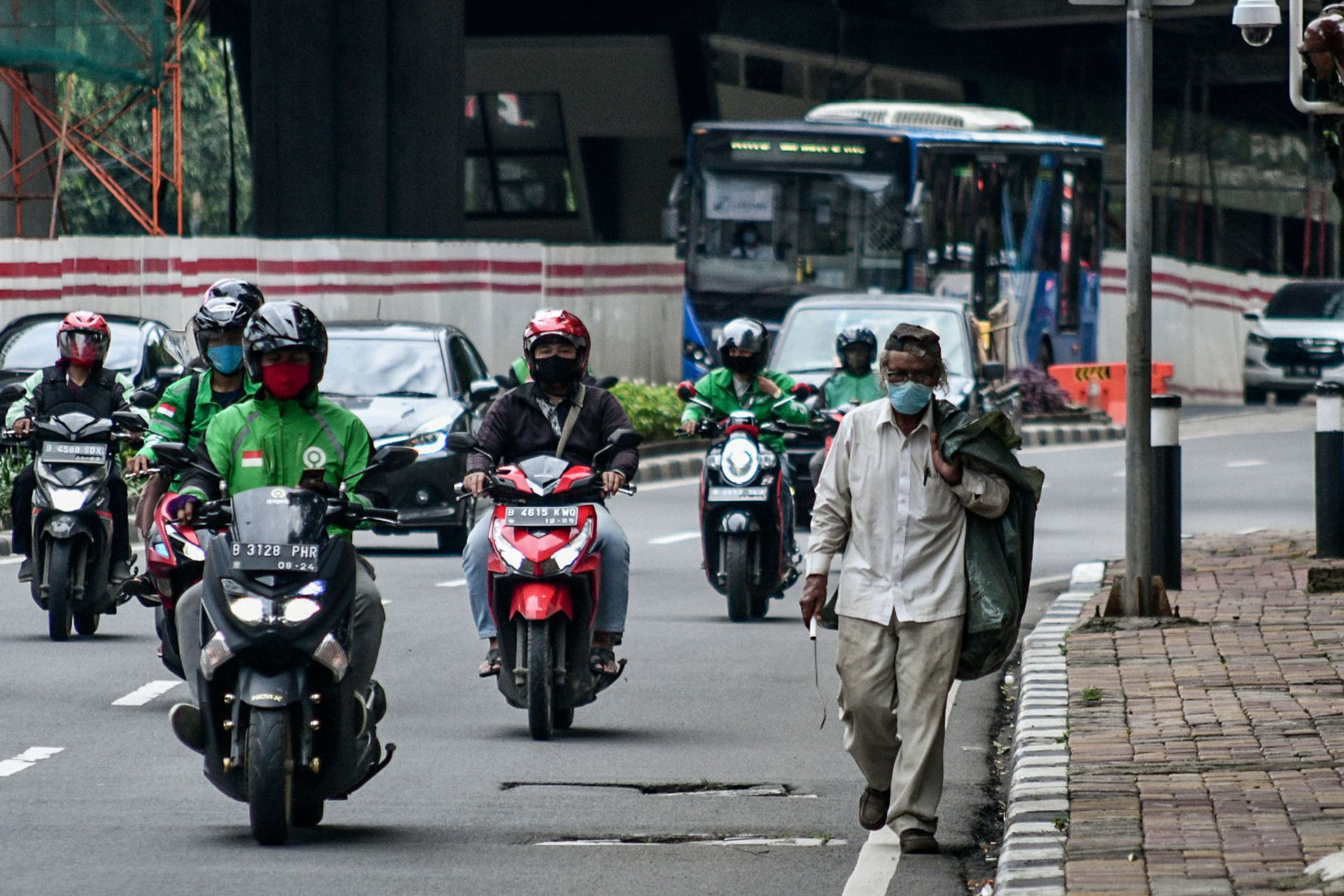 Lalu lintas di Kawasan Kuningan, Jakarta.