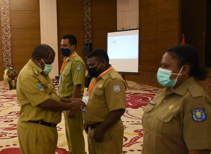 Bupati Sorong, Johny Kamuru mengalungi kartu kepersertaan bimtek pelatihan laporan keuangan degan aplikasi SIPD, Kamis (15/4/2021).