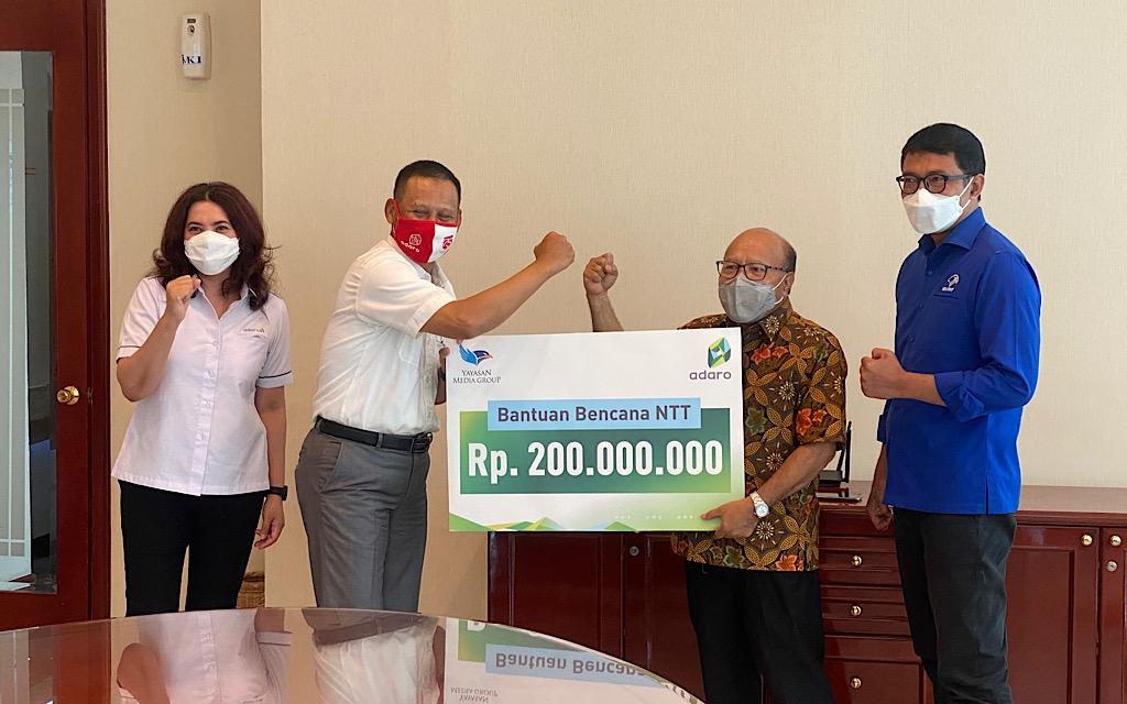 Presiden Direktur Metro TV Don Bosco Selamun (kedua dari kanan) secara simbolis menerima donasi dari PT Adaro.