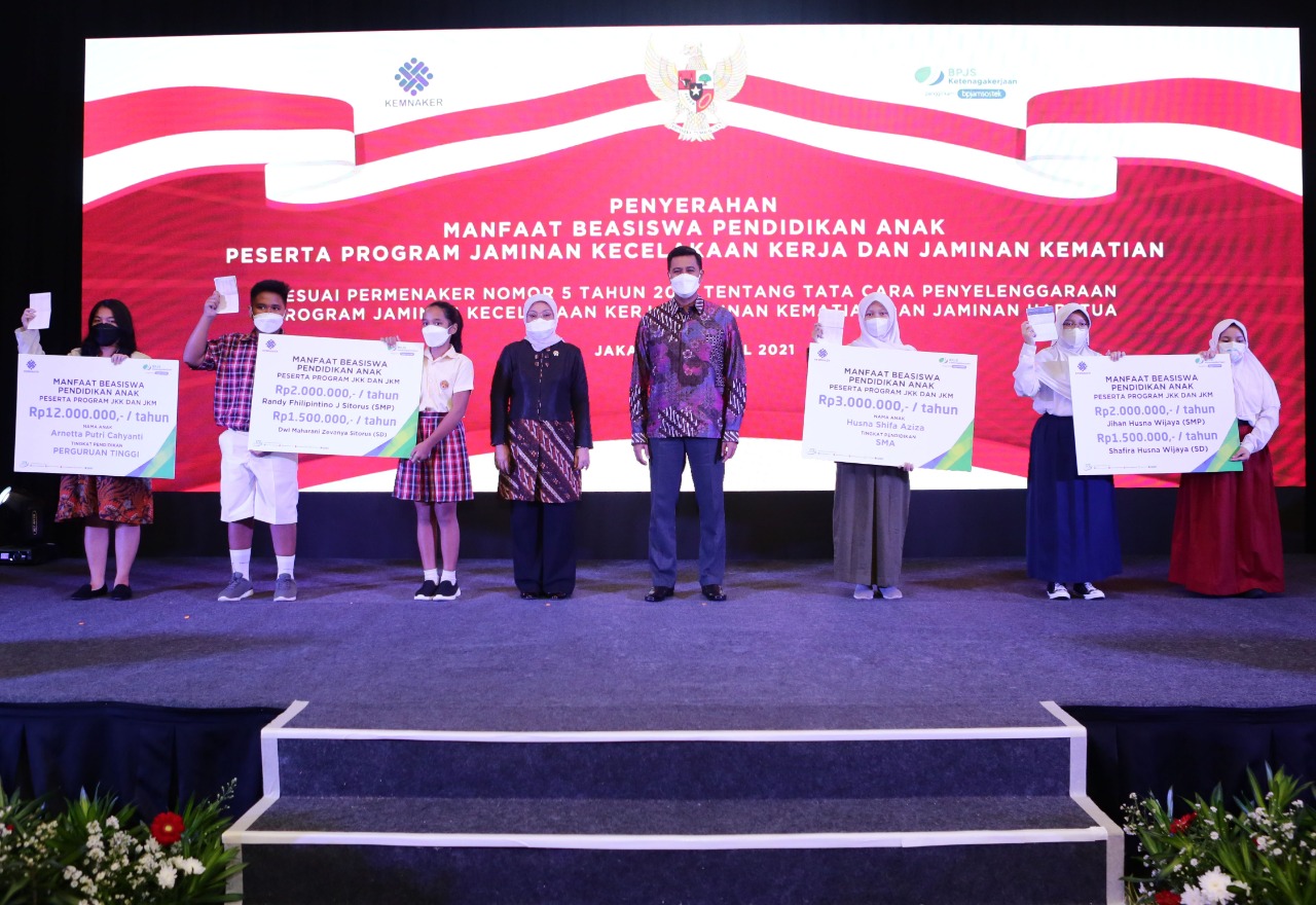 Acara Penyerahan Manfaat Beasiswa Pendidikan Anak Peserta Program Jaminan Kecelakaan Kerja dan Jaminan Kematian di Jakarta, Rabu (21/4). 