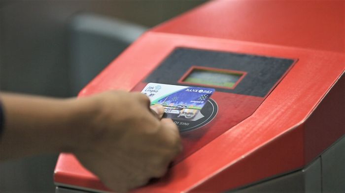 Penggunaan JakCard di transportasi.